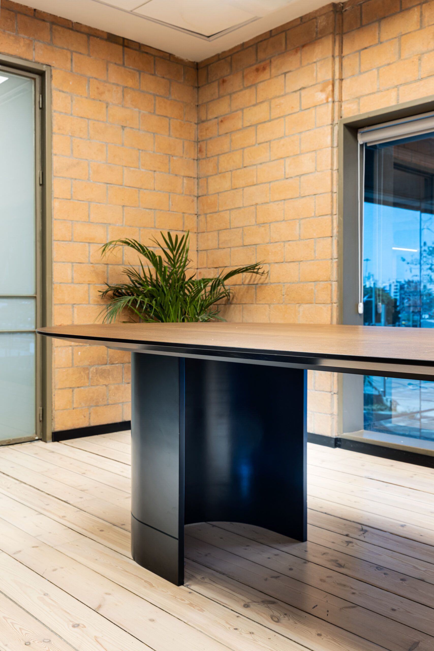 Moon-oval-table-pitaro-4-scaled-4