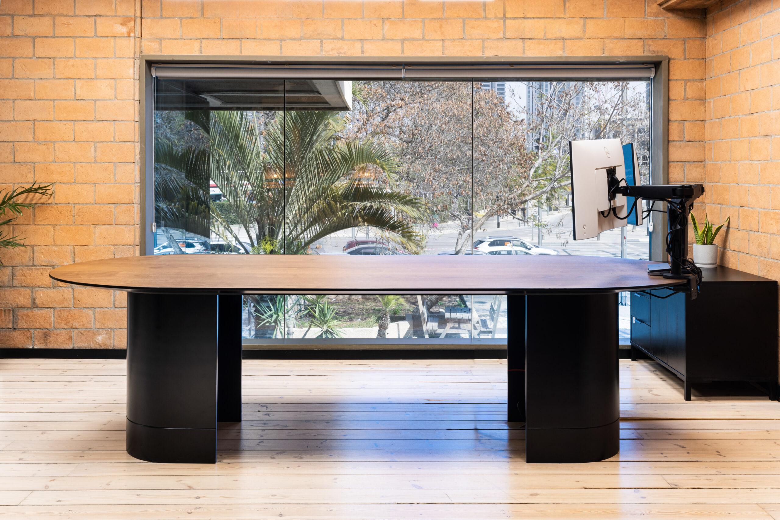 Moon-oval-table-pitaro-scaled-4