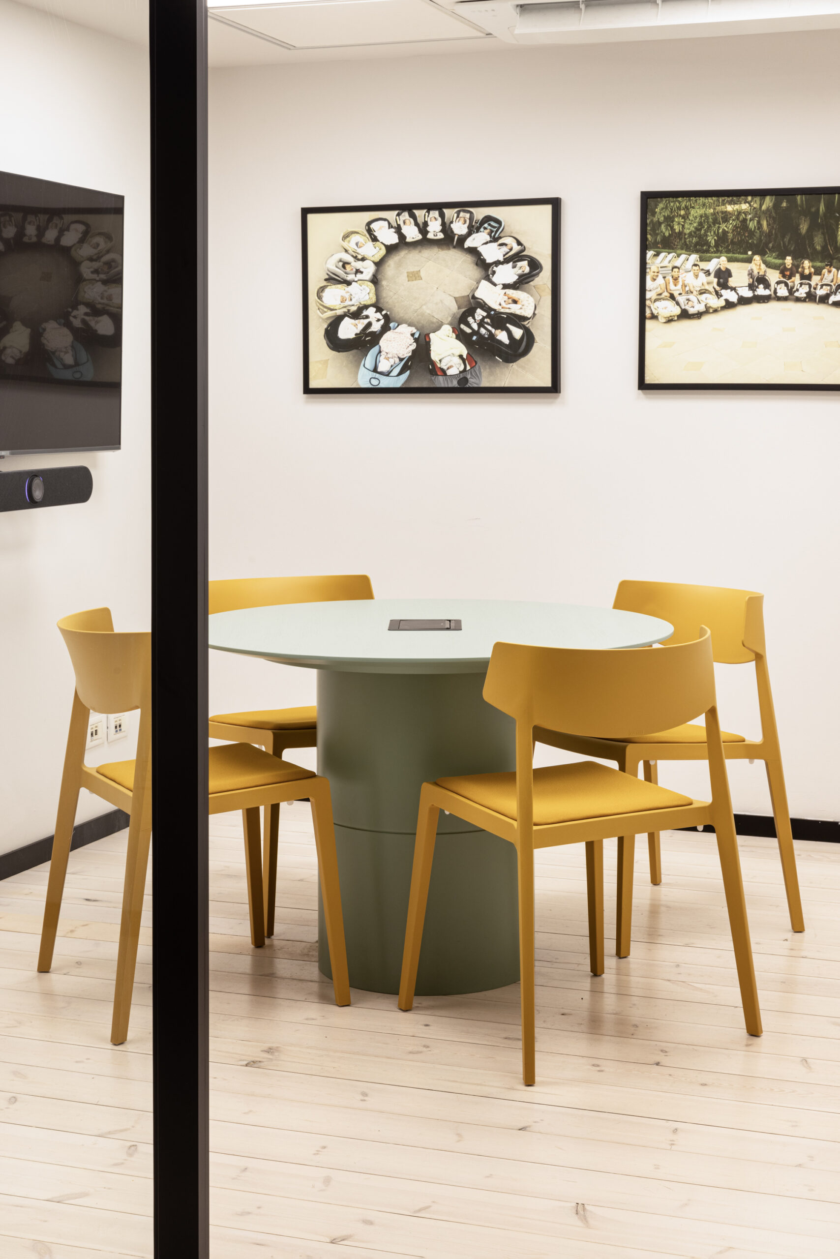 Moon-round-table-pitaroWing-actiu-1-scaled-4