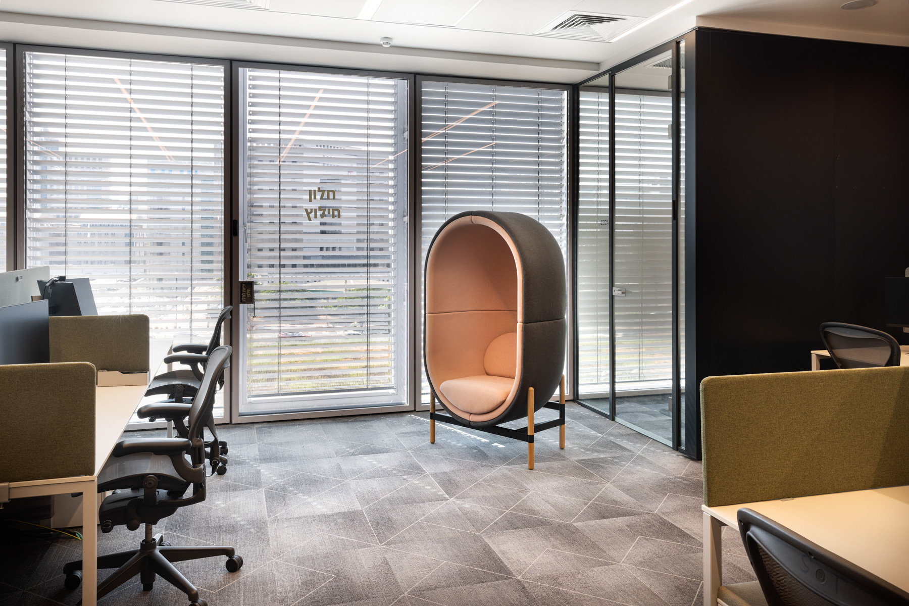 aeron chair by hm+capsule by casala