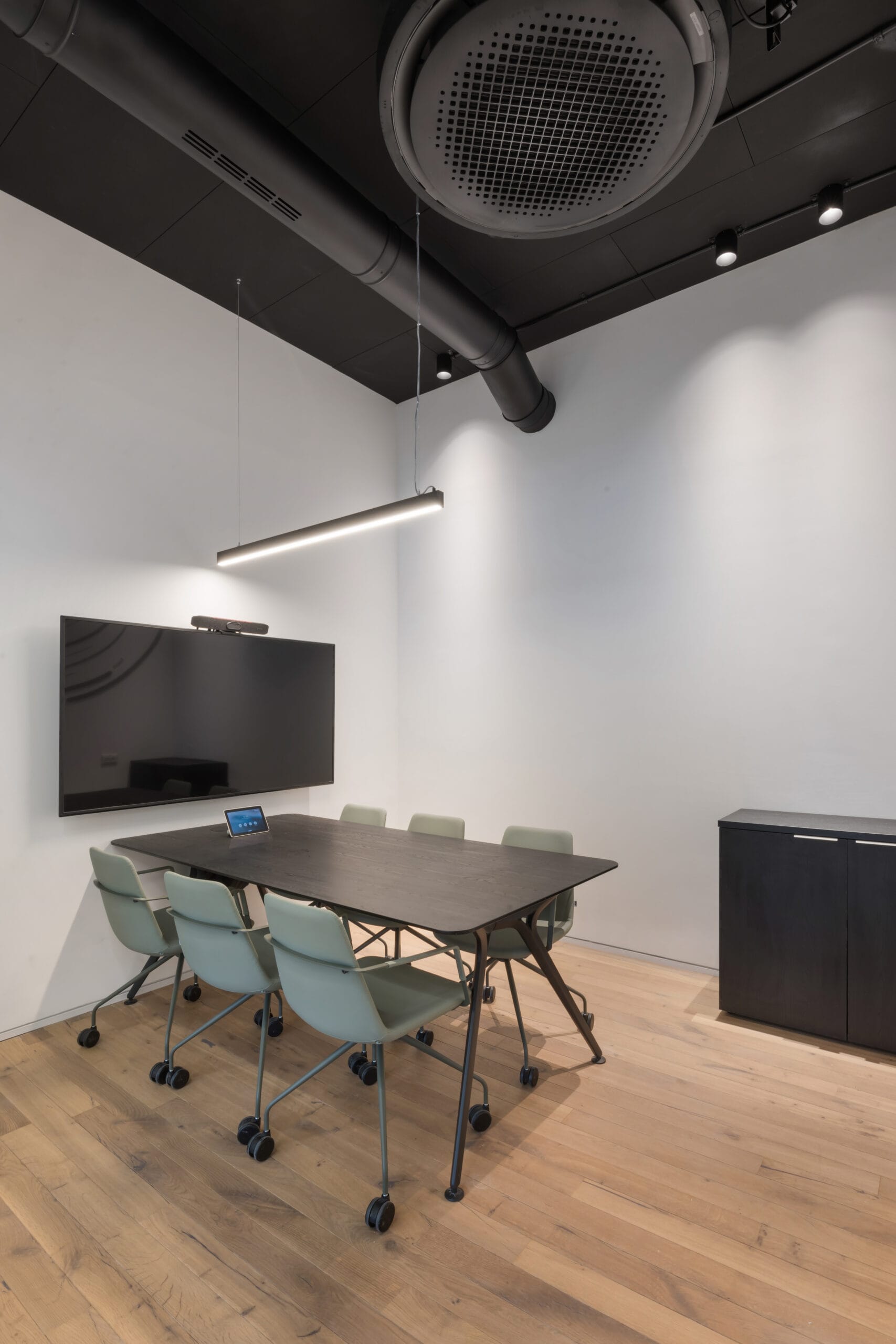 arkitek-meeting-table-actiupera-chair-btארון-בייצור-מקומי-פיטרו-scaled-3