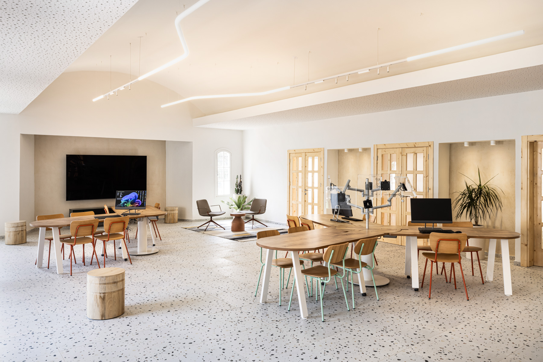 endow desk raio+pera lounge b&t