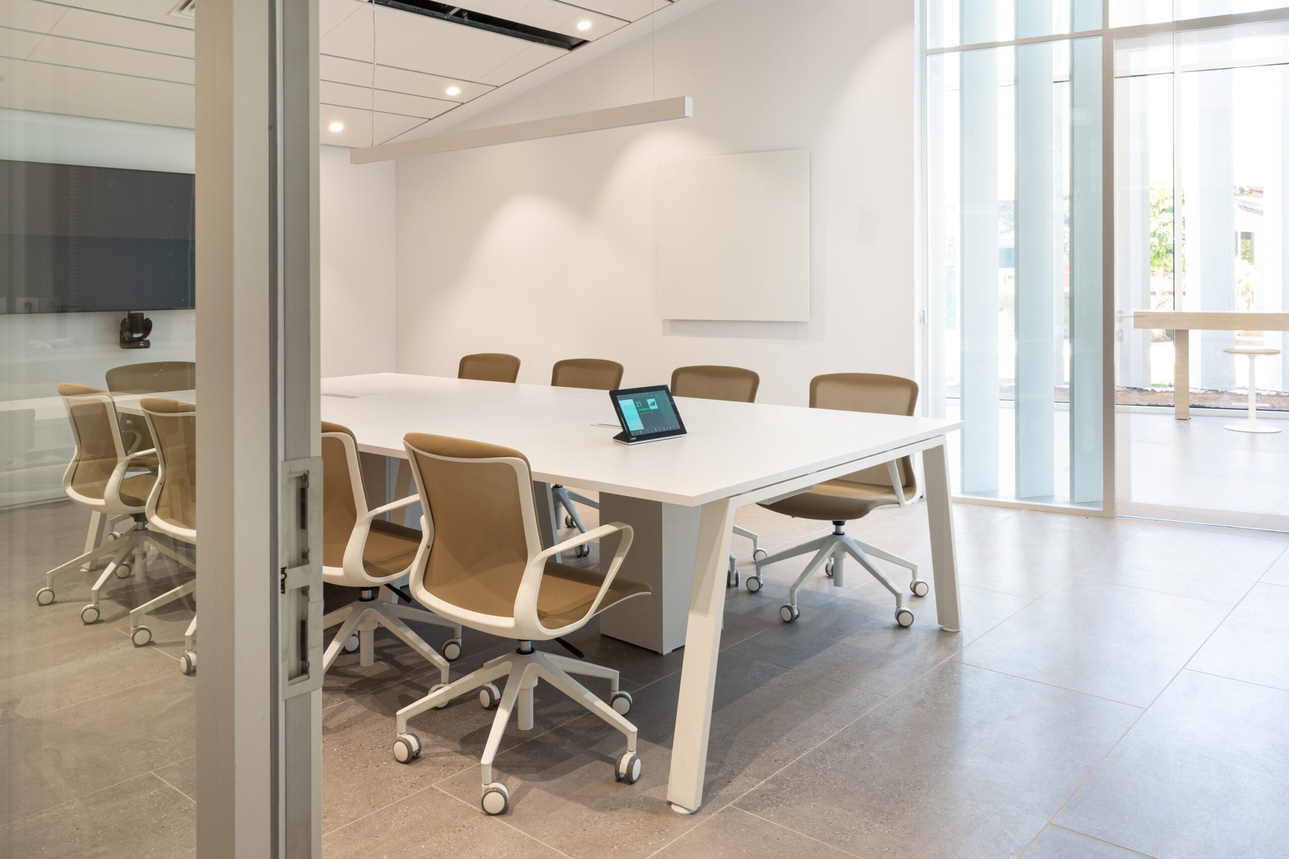 endow-meeting-table-raio-4-scaled-5