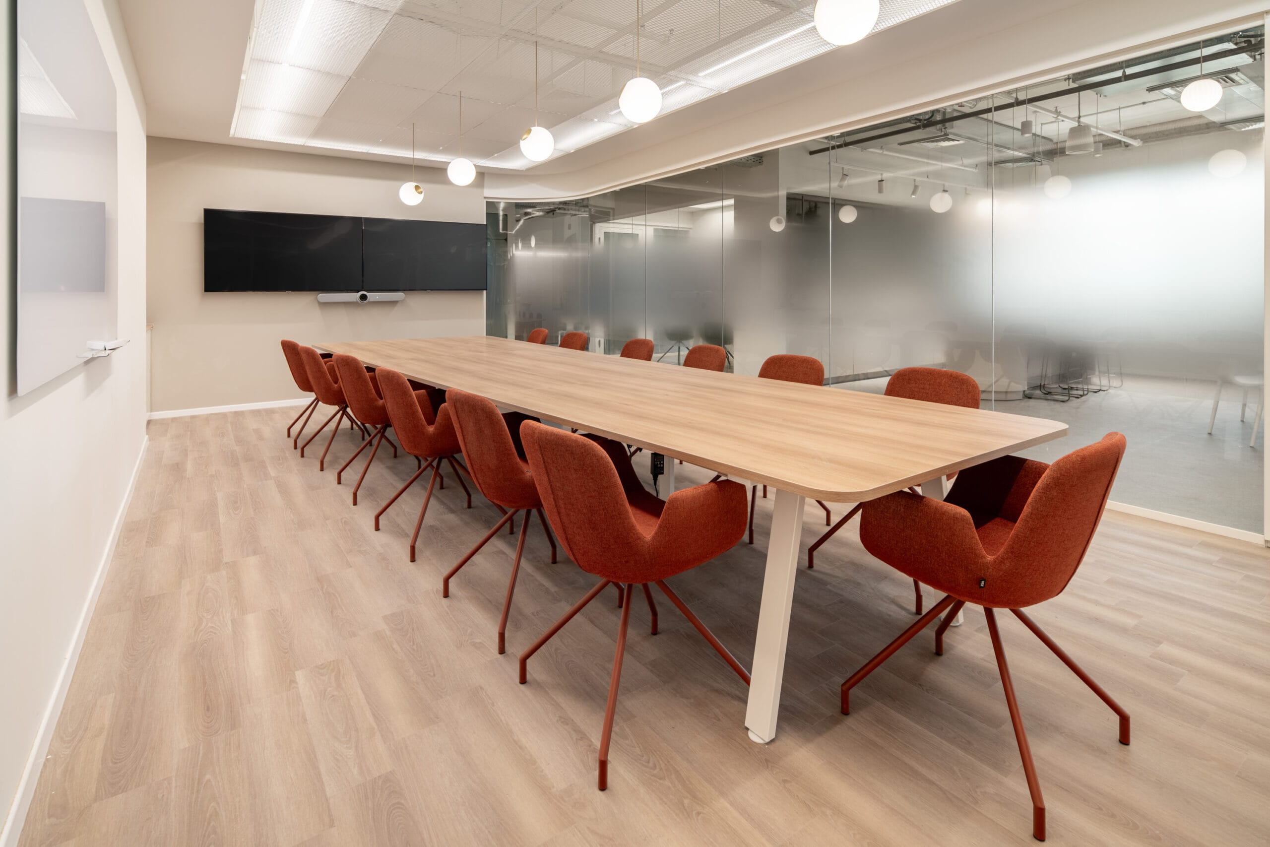 endow-meeting-table-raiodaisy-prong-scaled-2