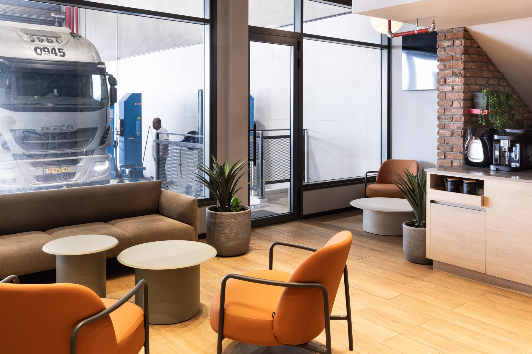 ferno-armchairdrage-tableled-sofa-bt-3-2