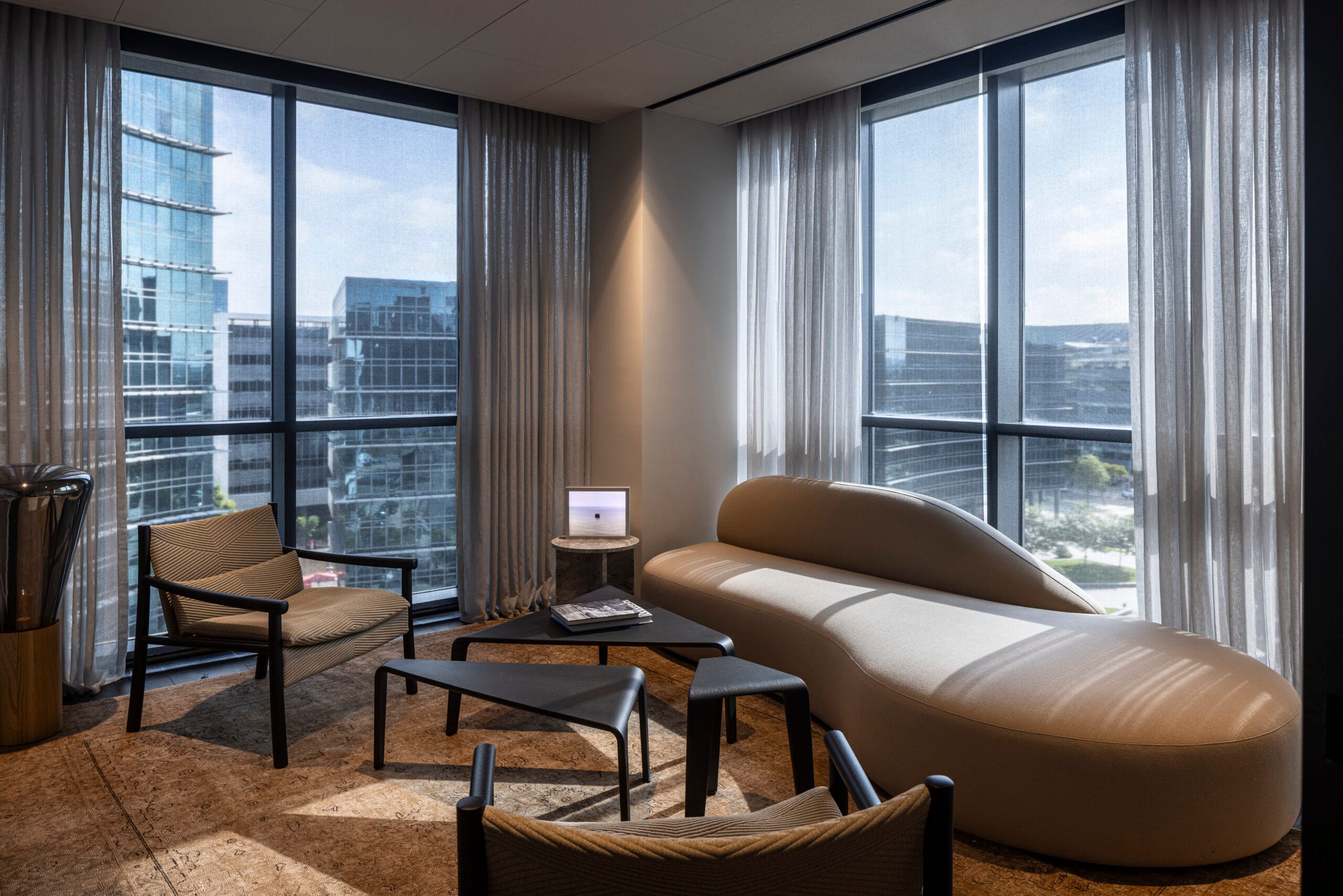 guest-sofa-la-cividinaply-table-arperkata-arper-scaled-3