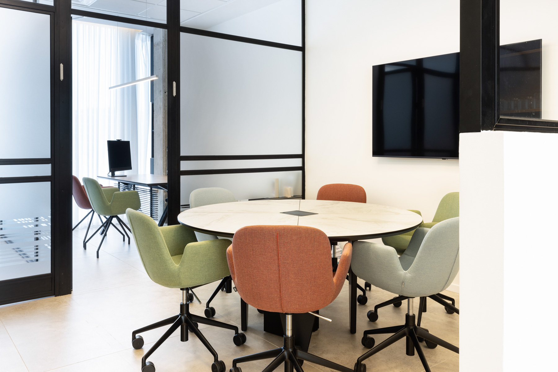kobe round table pitaro+daisy chair b&t