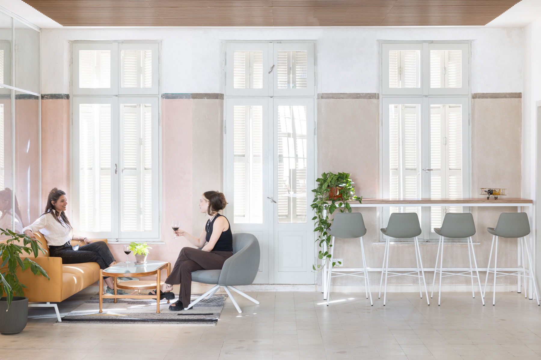 led sofa+bonny armchair+pera bar by B&T (2)