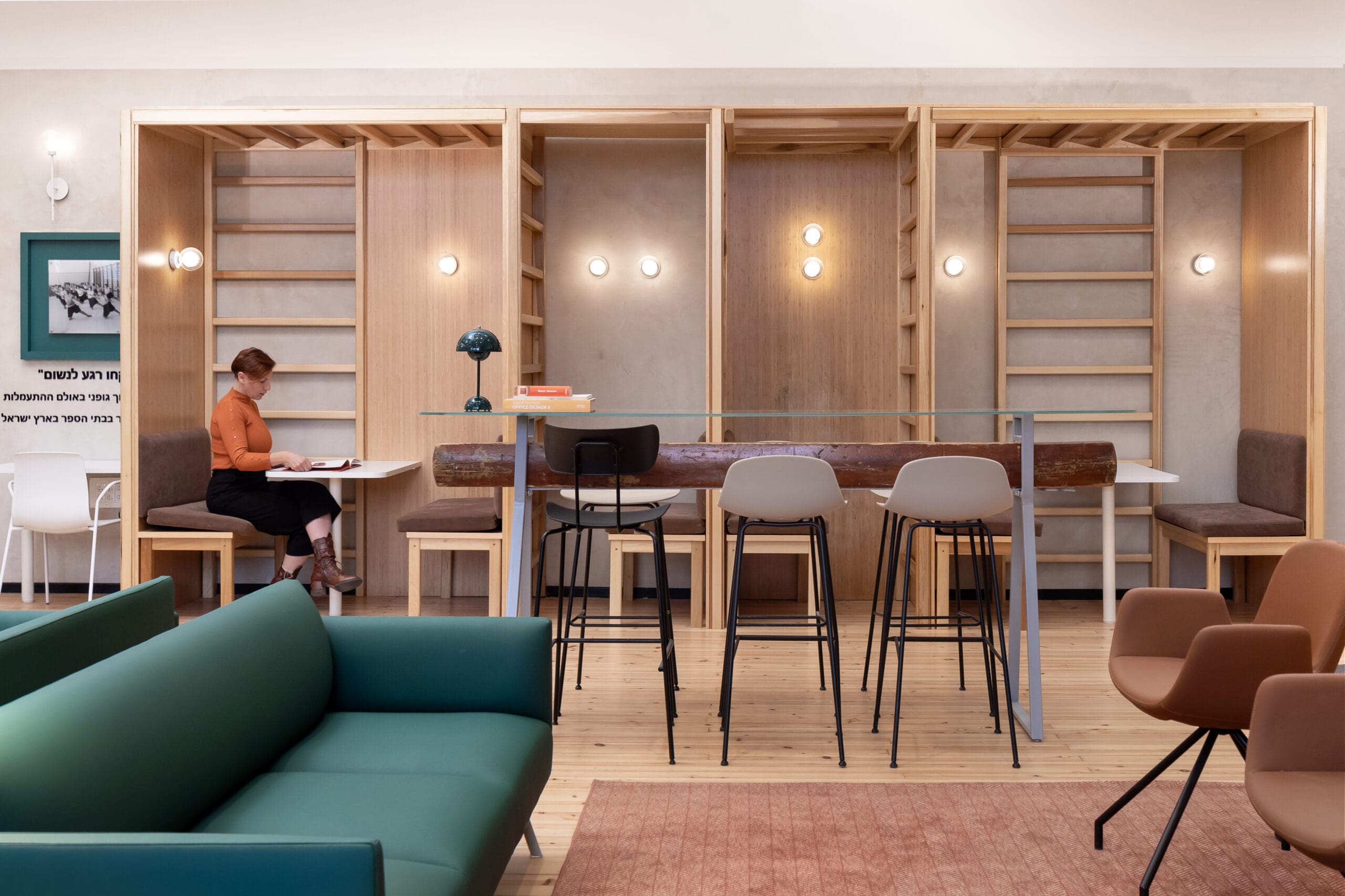 noa-low-btled-btdaisy-prong-btpure-loop-stoolmodest-low-tablepi-btmoom50-actiu-3-1-scaled-3