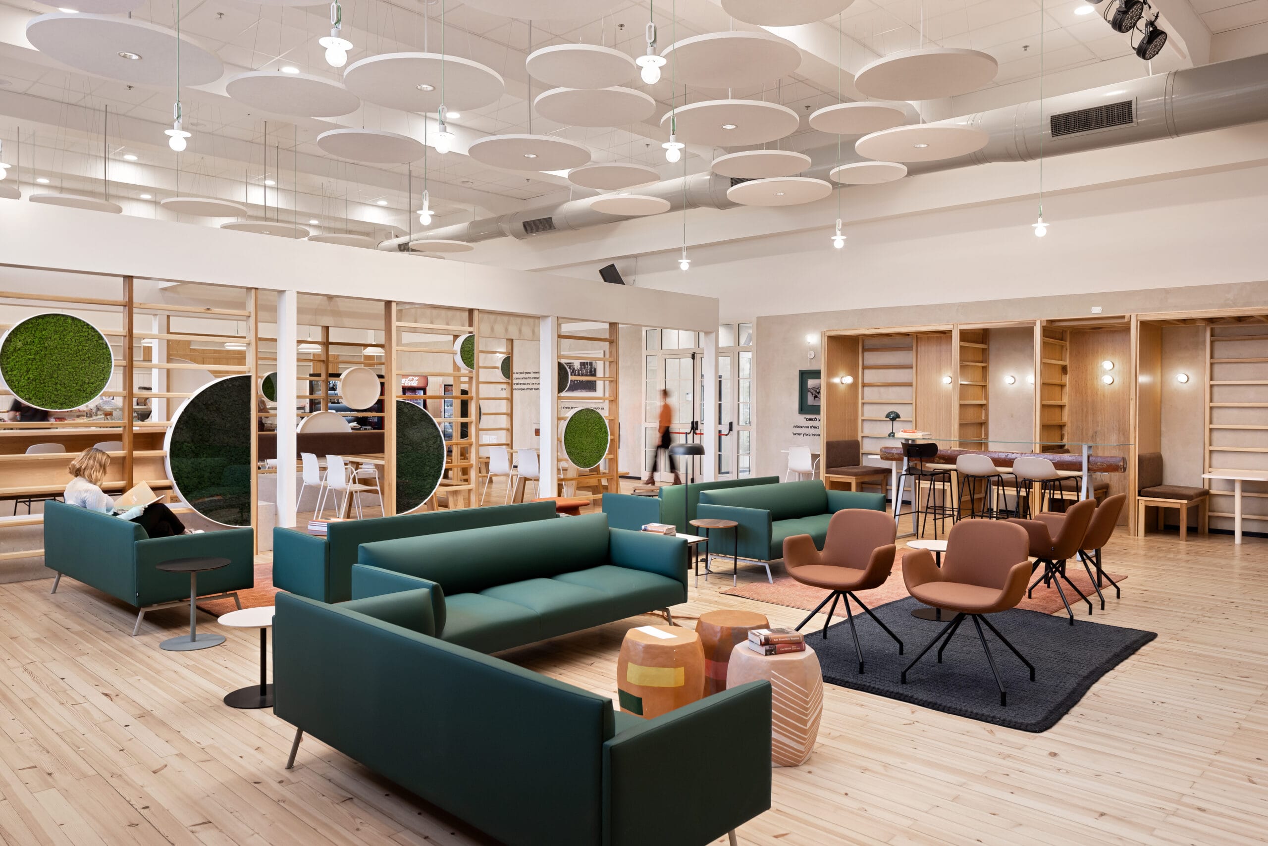 noa-low-btled-btdaisy-prong-btpure-loop-stoolmodest-low-tablepi-btmoom50-actiu-4-1-scaled-3