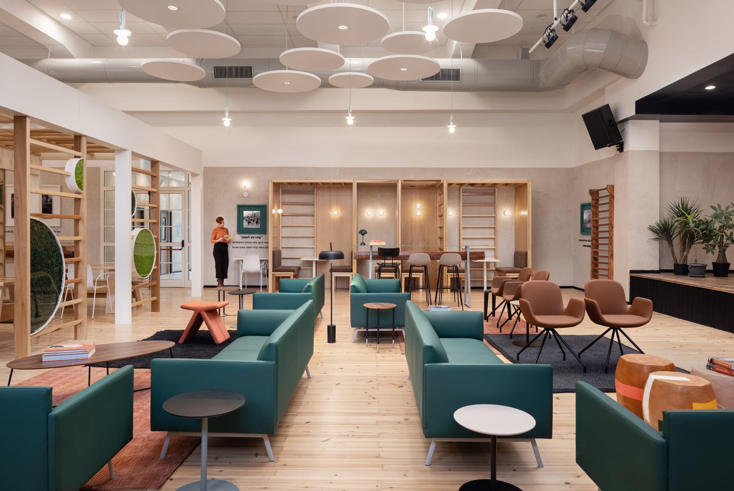 noa-low-btled-btdaisy-prong-btpure-loop-stoolmodest-low-tablepi-btmoom50-actiu-scaled-3