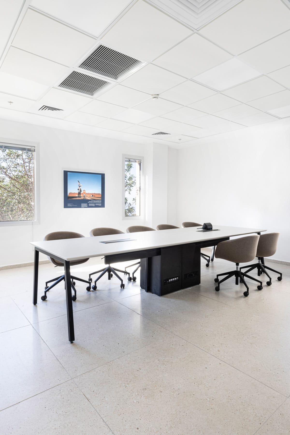 noa-meeting-table-raioמגדל-תקשורת-או-ארון-תקשורת-1