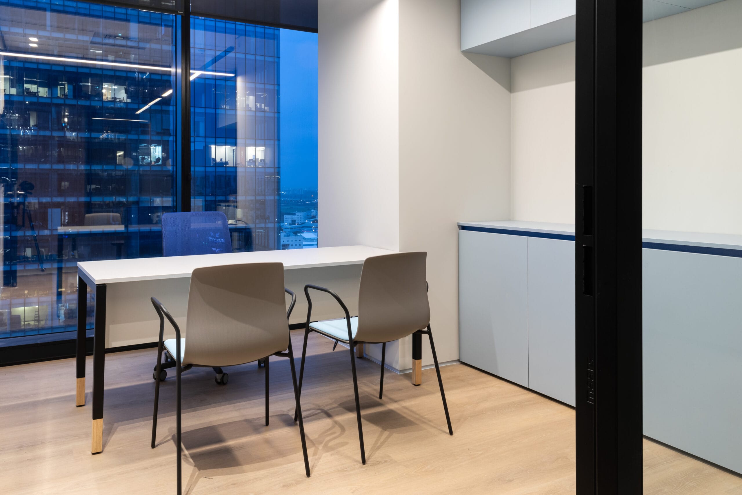 noa-table-raioanggun-chair-meryfairnoom50-chair-scaled-3