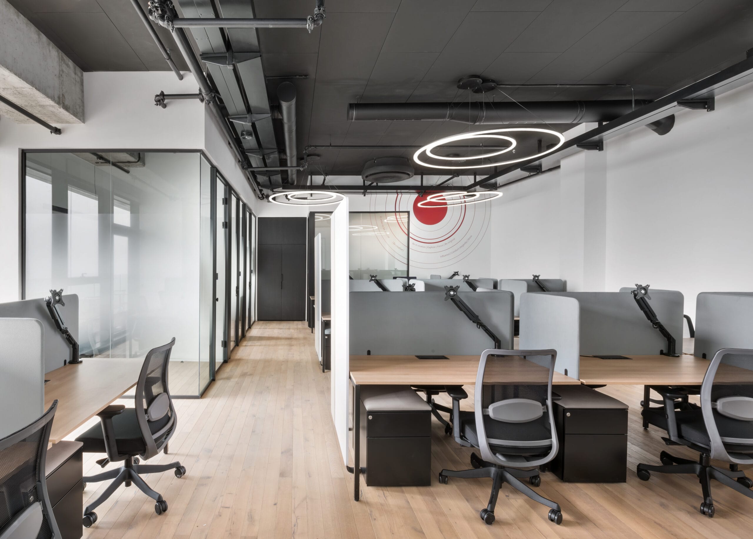 noa-table-raioanggun-chair-meryfairpedestal-diaffebiמחיצות-פיטרולוח-מחיק-פיטרו-2-scaled-3