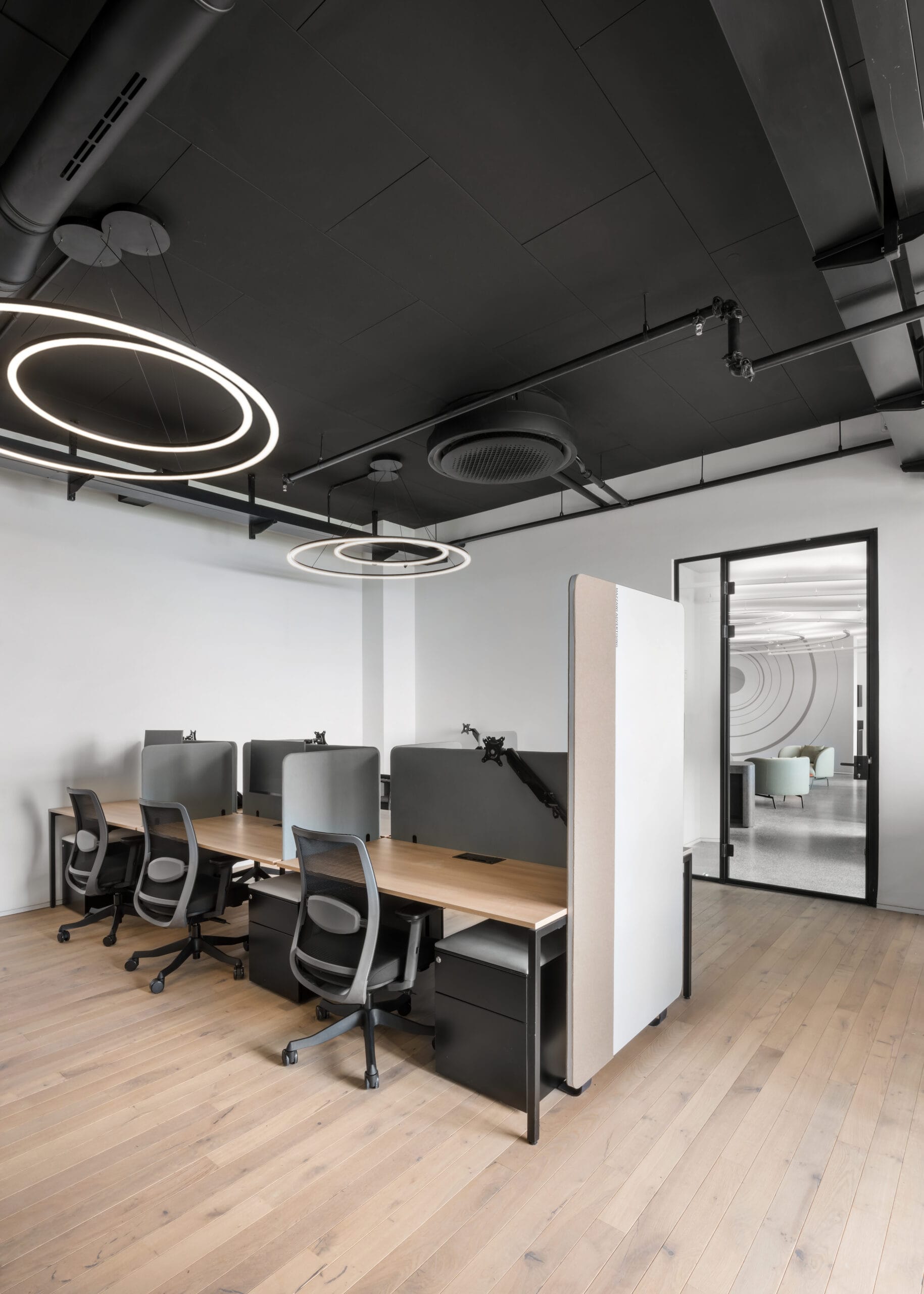 noa-table-raioanggun-chair-meryfairpedestal-diaffebiמחיצות-פיטרולוח-מחיק-פיטרו-scaled-3