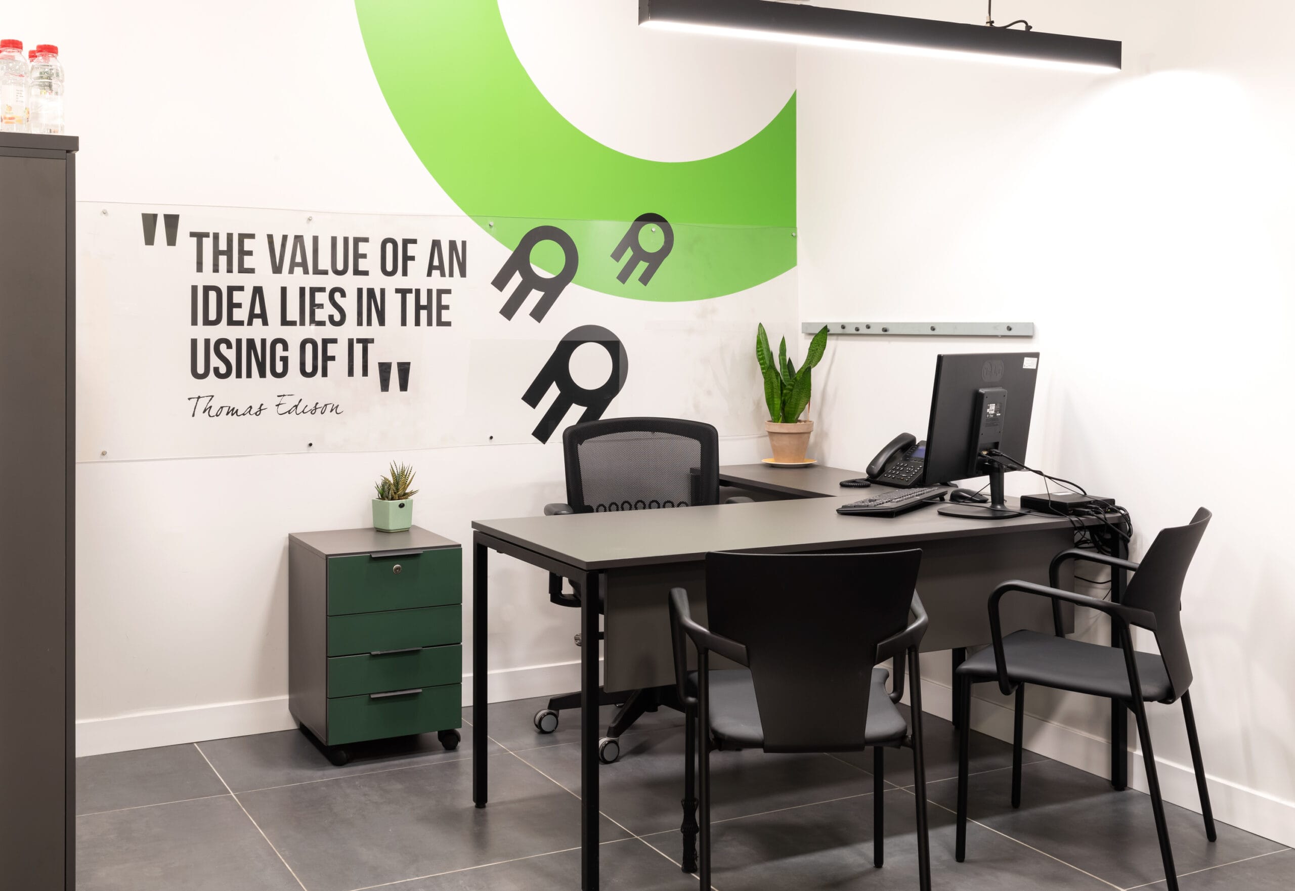 noa-table-raioesie-chairaktiva-ompעגלת-מגירות-scaled-2