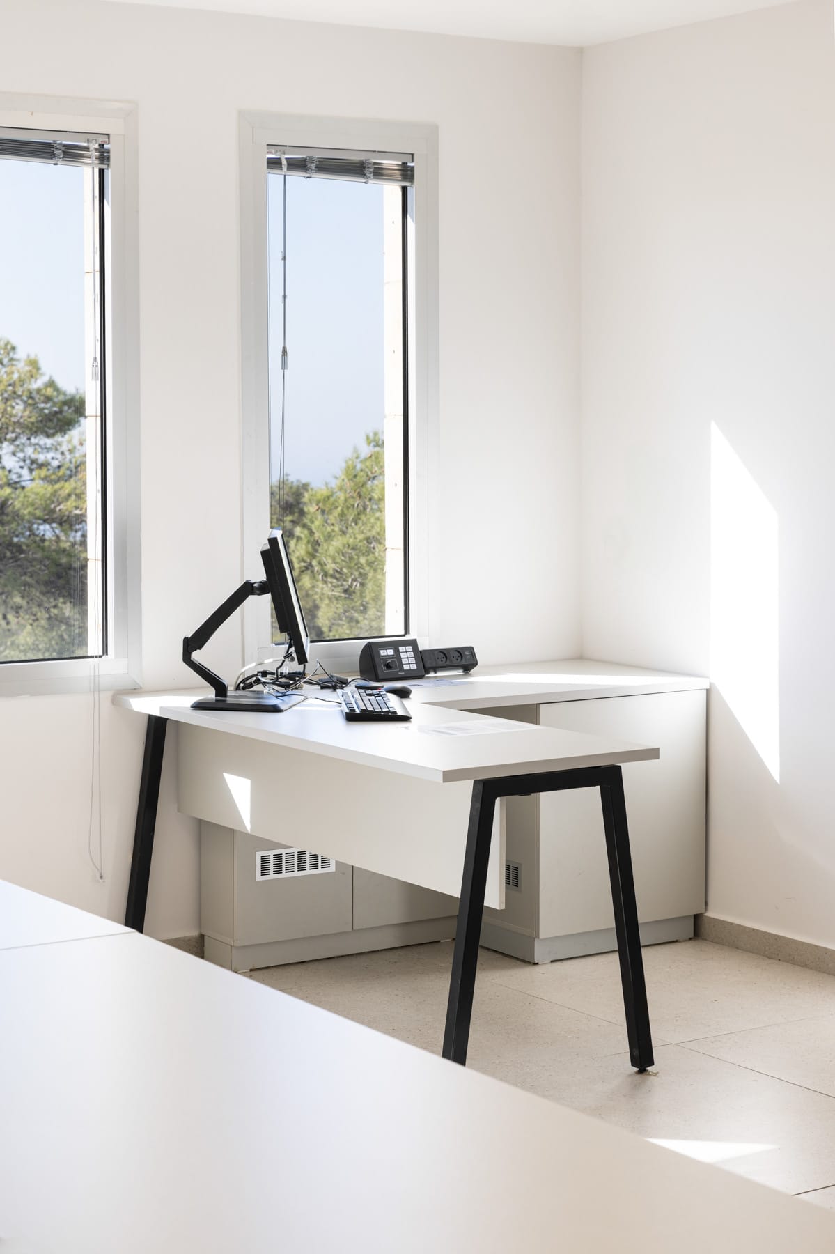 noa-table-raioארון-בנגרות-פיטרו-2-1