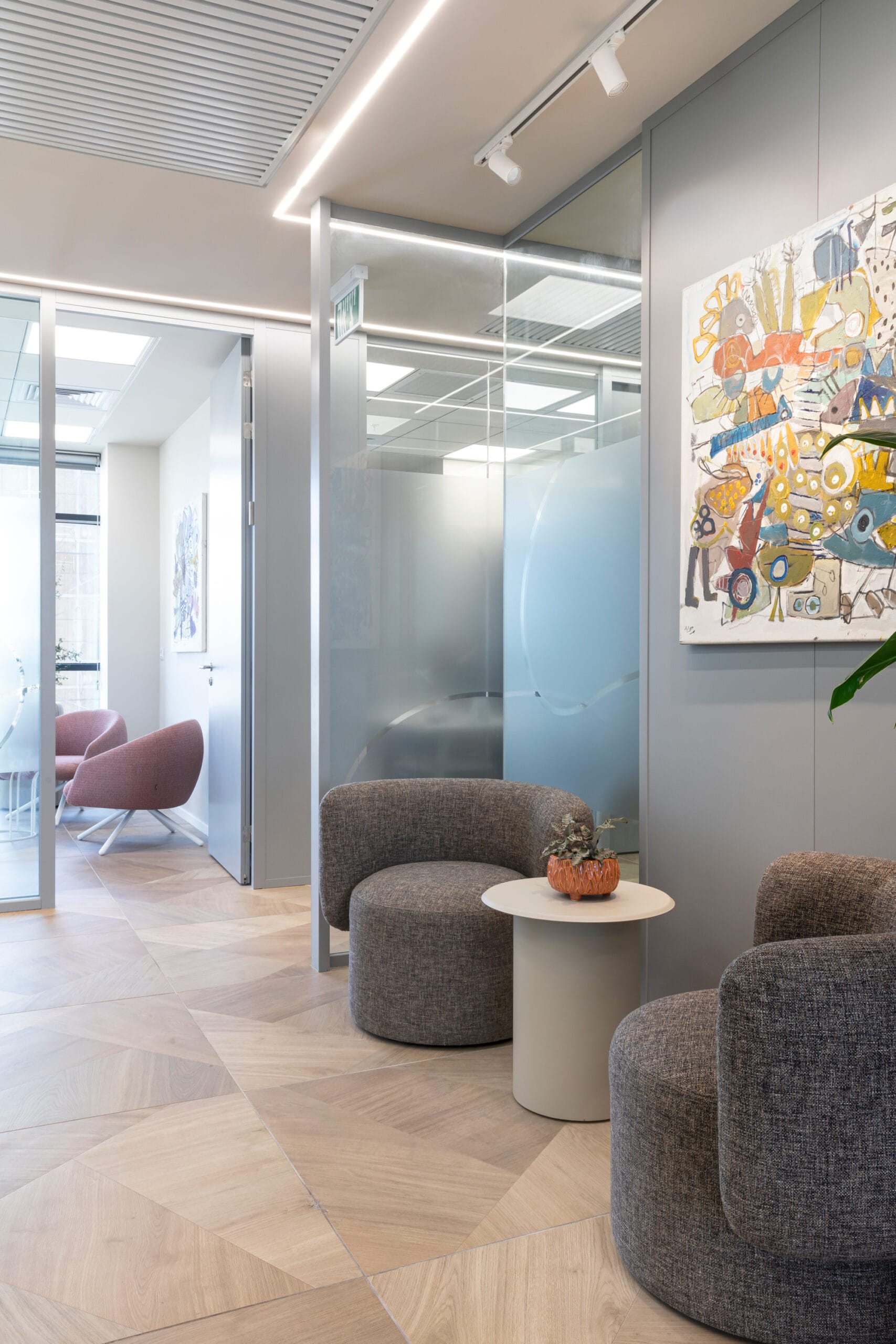 ora-armchairdrage-coffe-tablebonny-armchair-bt-scaled-3