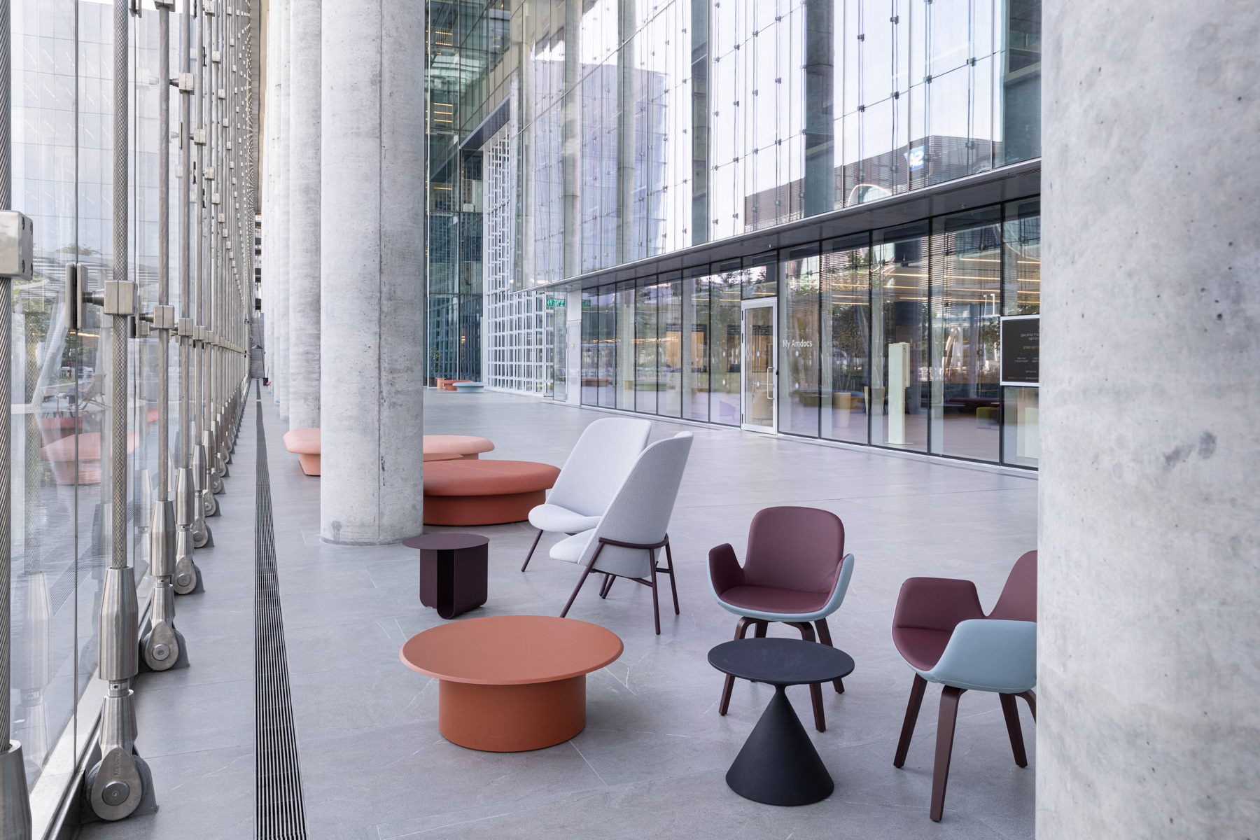 phar lap+ u table by la cividina+drage bench and table+daisy wood base by b&t (2)