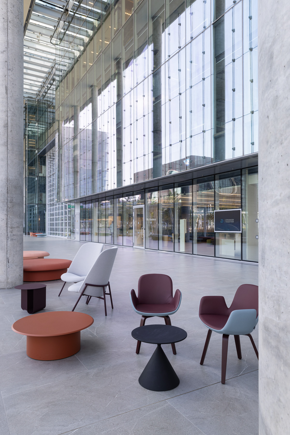 phar lap+ u table by la cividina+drage bench and table+daisy wood base by b&t (3)