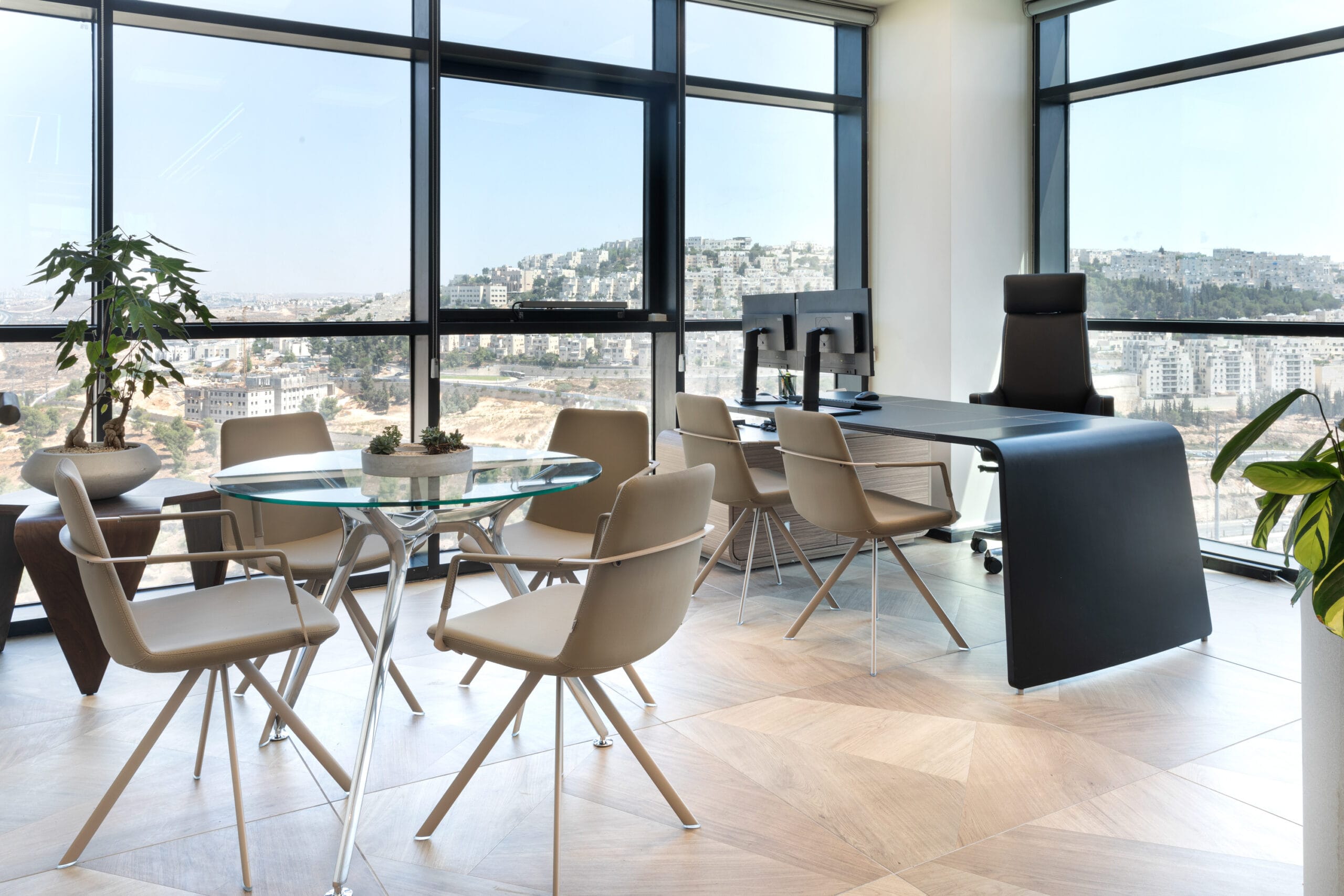 sestante-ideal-formdelphi-high-backarkitek-round-table-actiupera-chair-bt-scaled-3