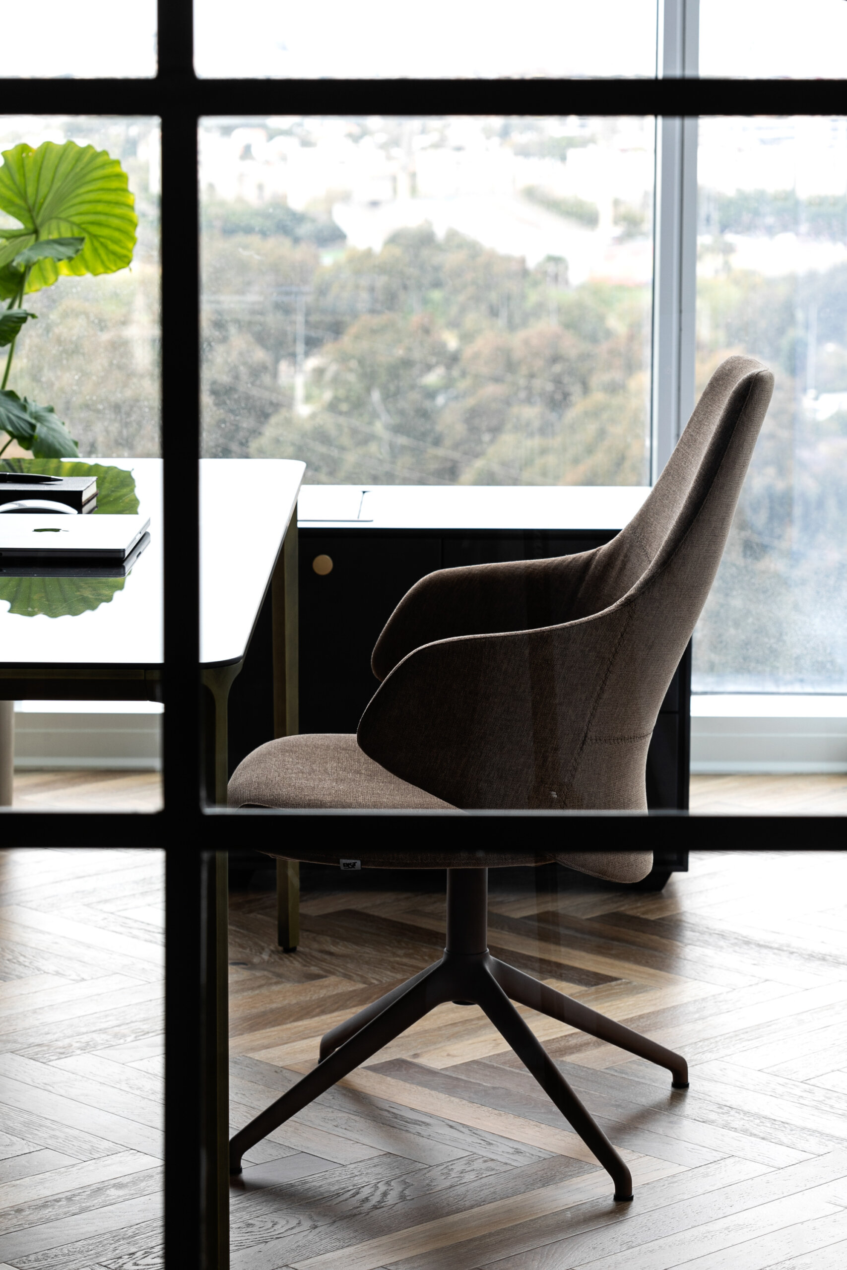 slim table sovet+mentor chair b&t (3)