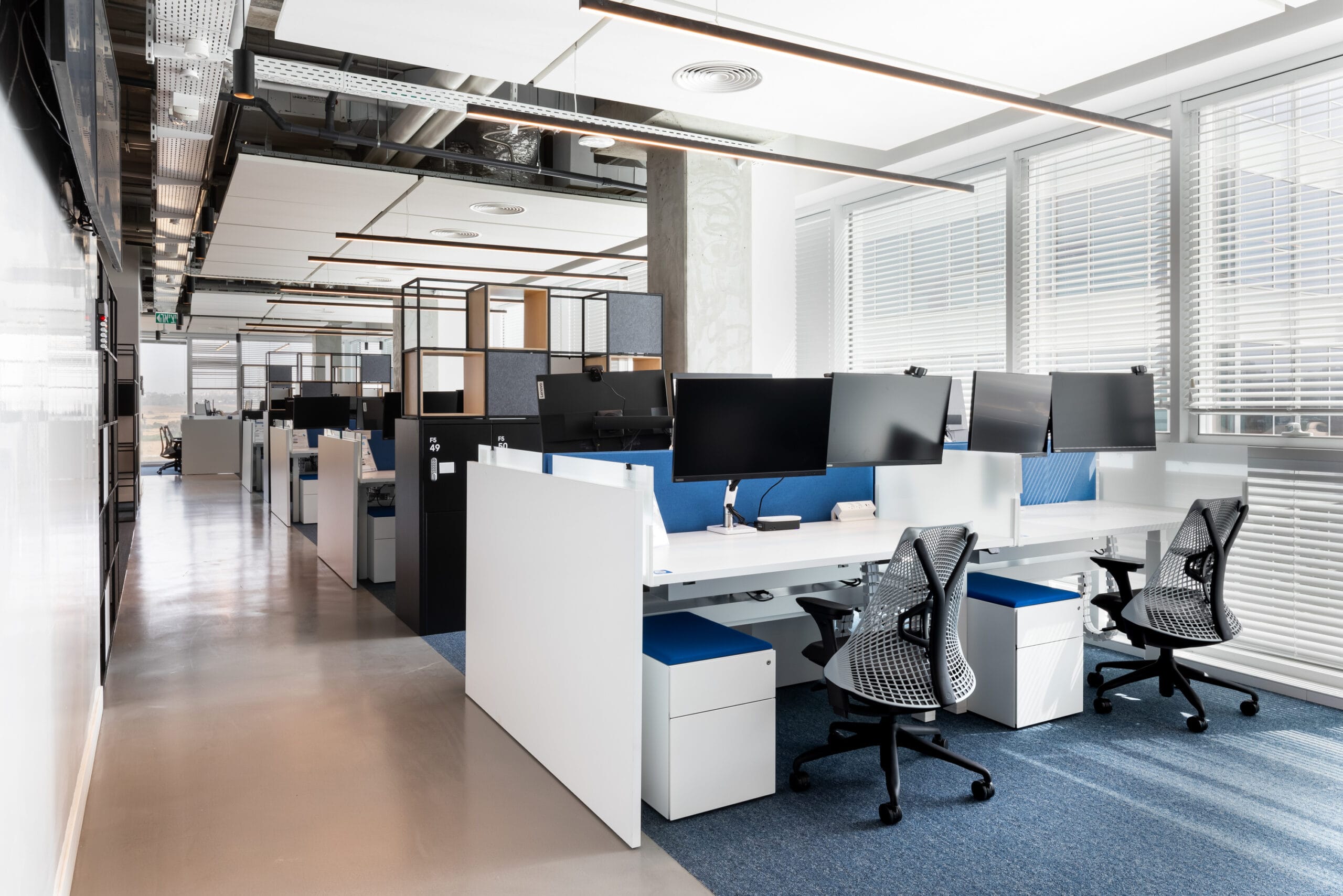 tone-bench-knollsayl-herman-millerkarini-pedestl-knoll-scaled-3