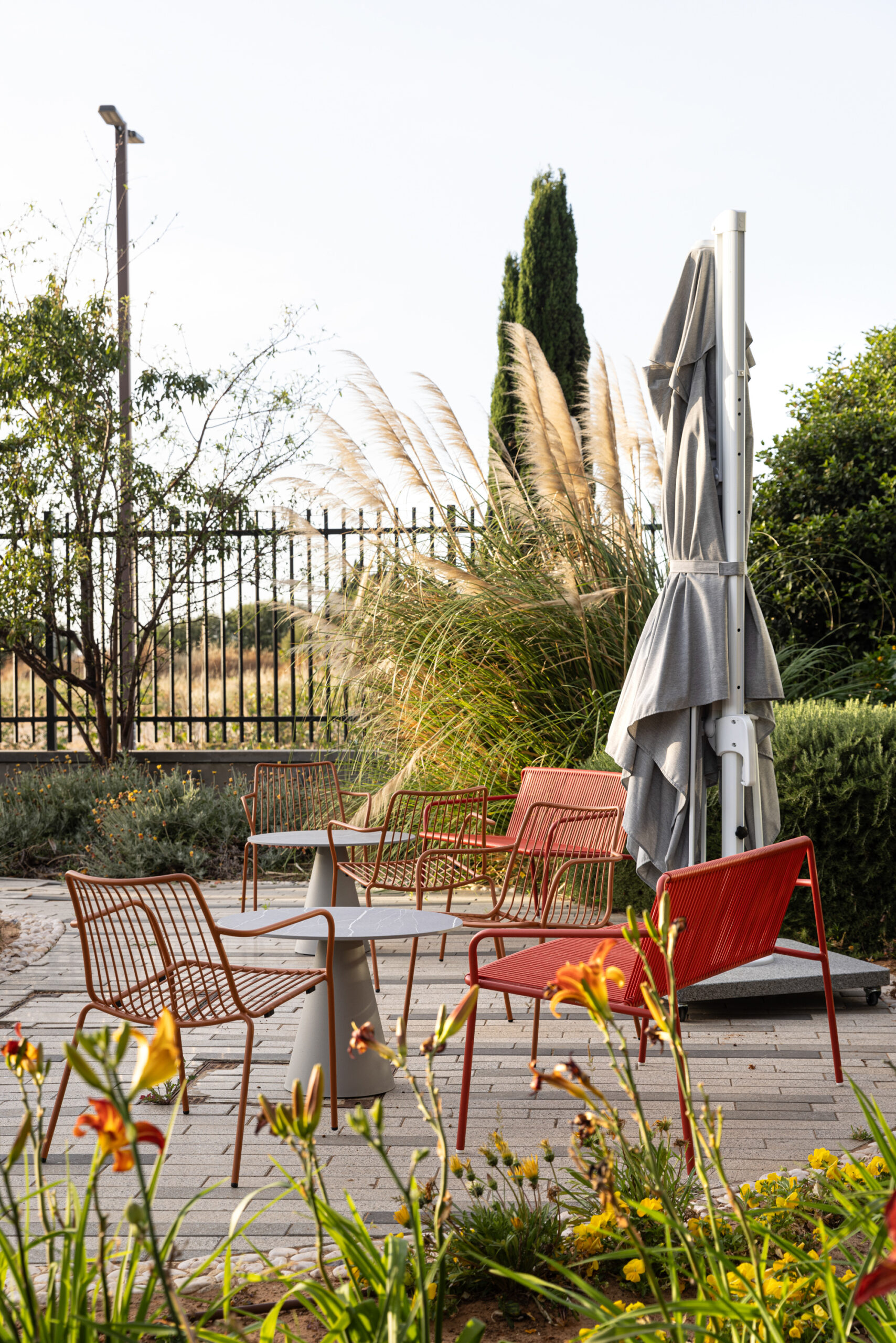 tribeca-benchikon-tablenolita-chair-pedraliconcord-parasol-green-2-scaled-1