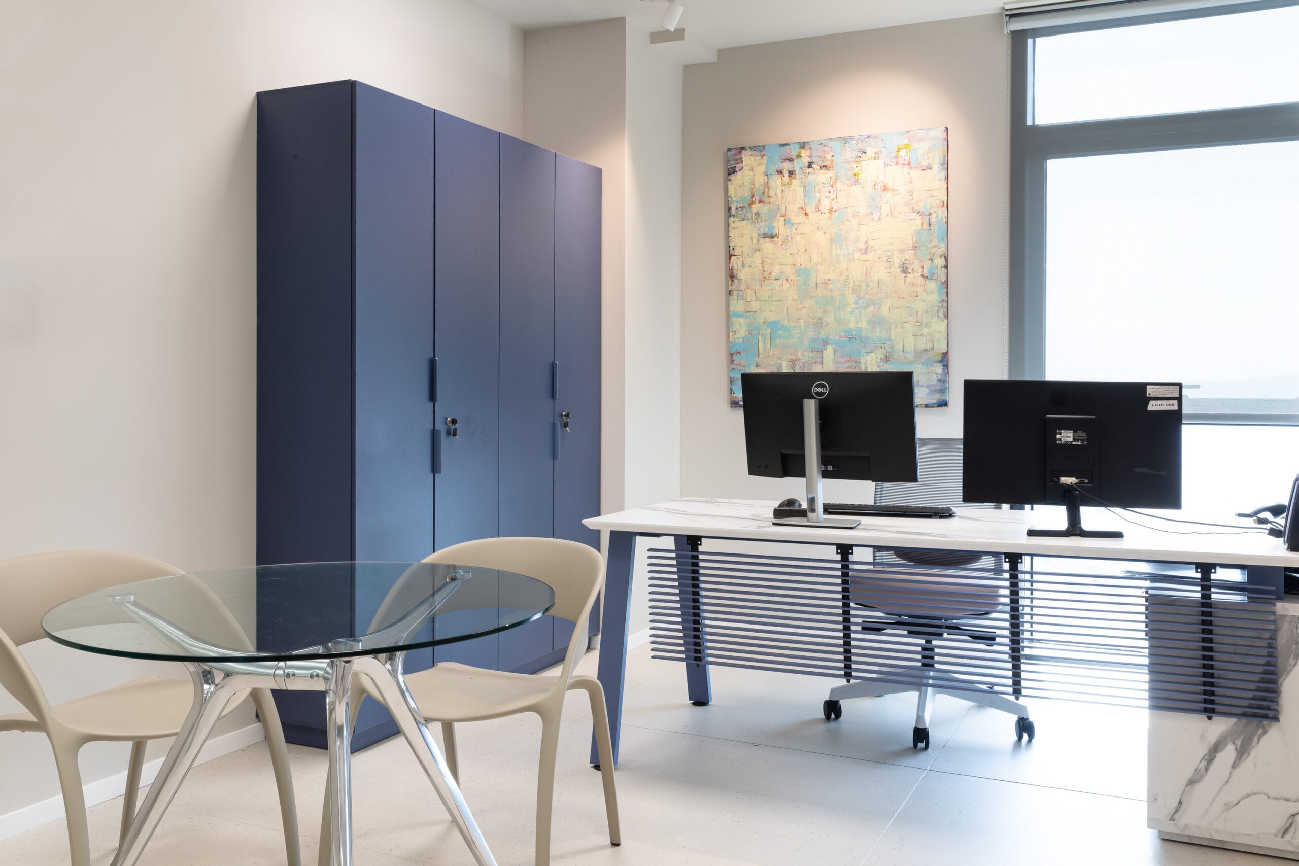 ארון-בנגרות-מקומיתarkitek-roundbee-chair-actiuendow-table-raioanggun-chair-meryfair-scaled-3