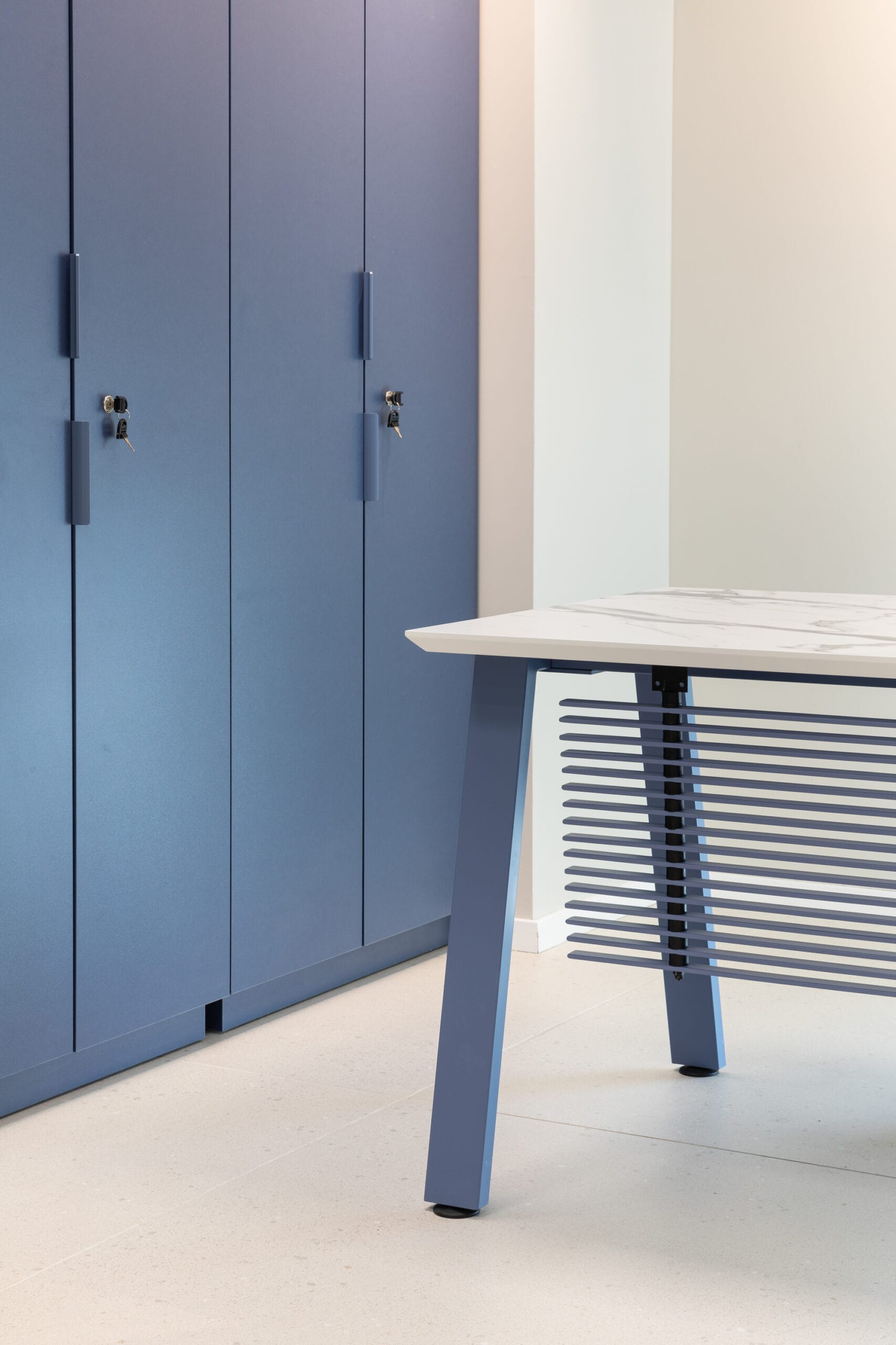 ארון-בנגרות-מקומיתendow-table-raio-scaled-3