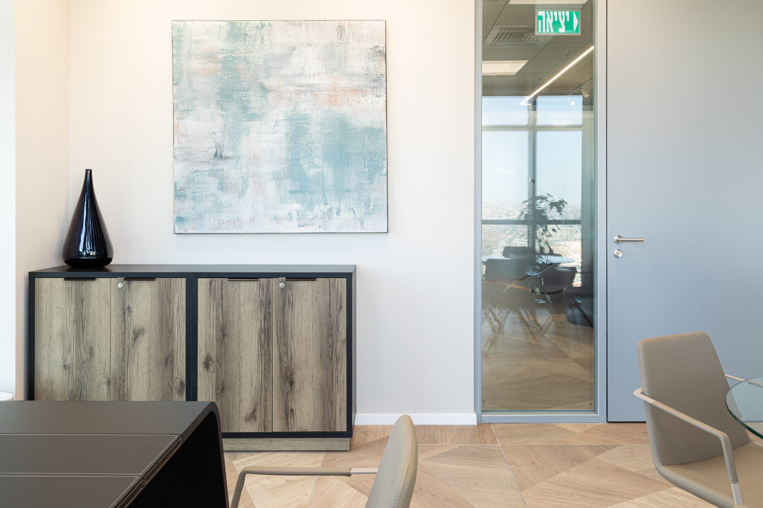 ארון-בנגרות-פיטרוpera-chair-bt-3-scaled-3