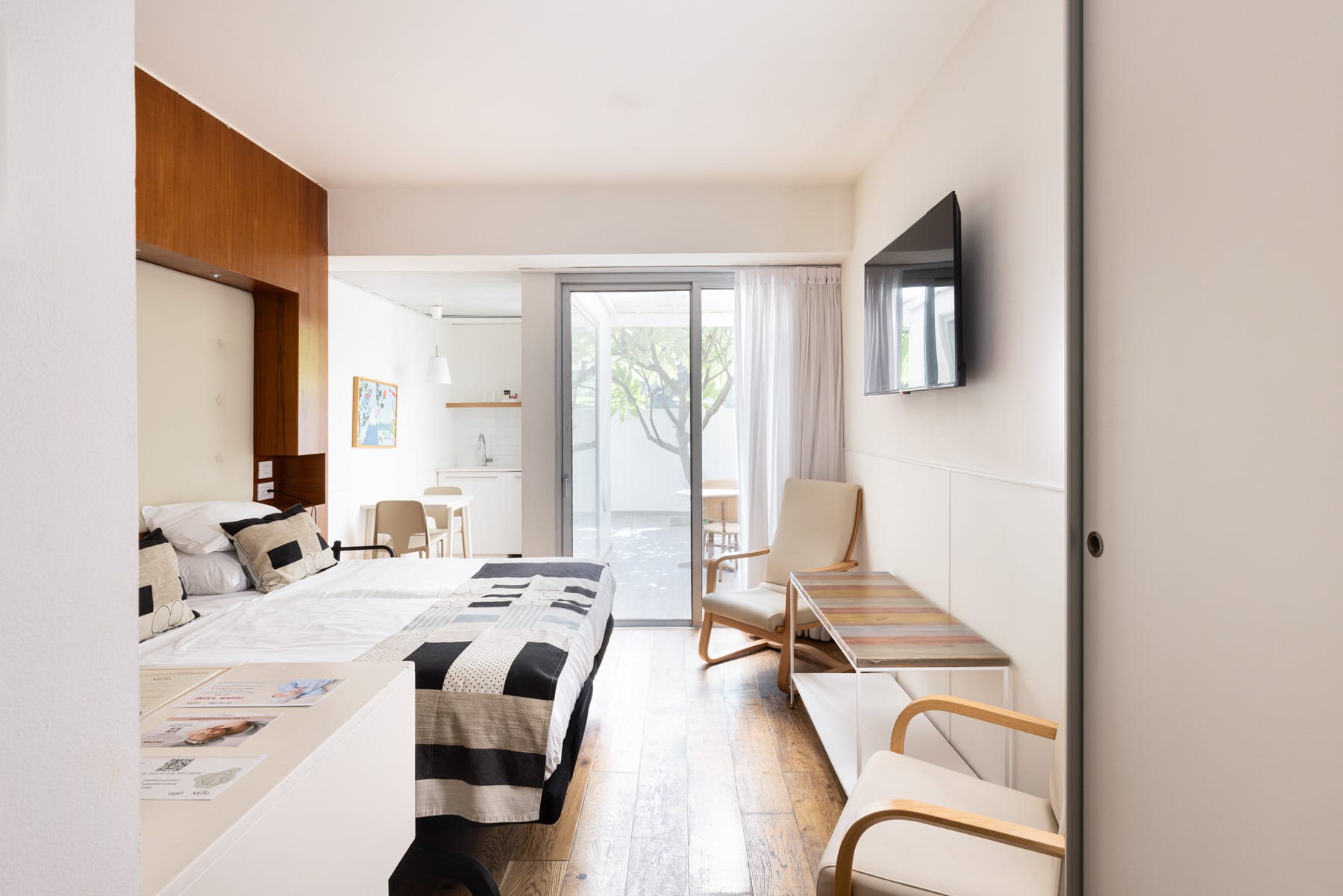 כורסה-דנה-פיטרו-noa-table-raiomargot-chair-omp