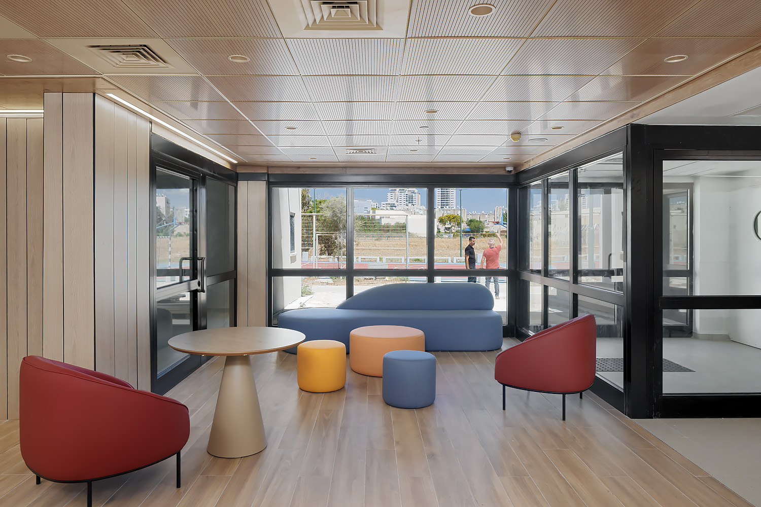 פוףספה-GUEST-מקומיכורסא-BETTYikon-table-Pedrali-2-1