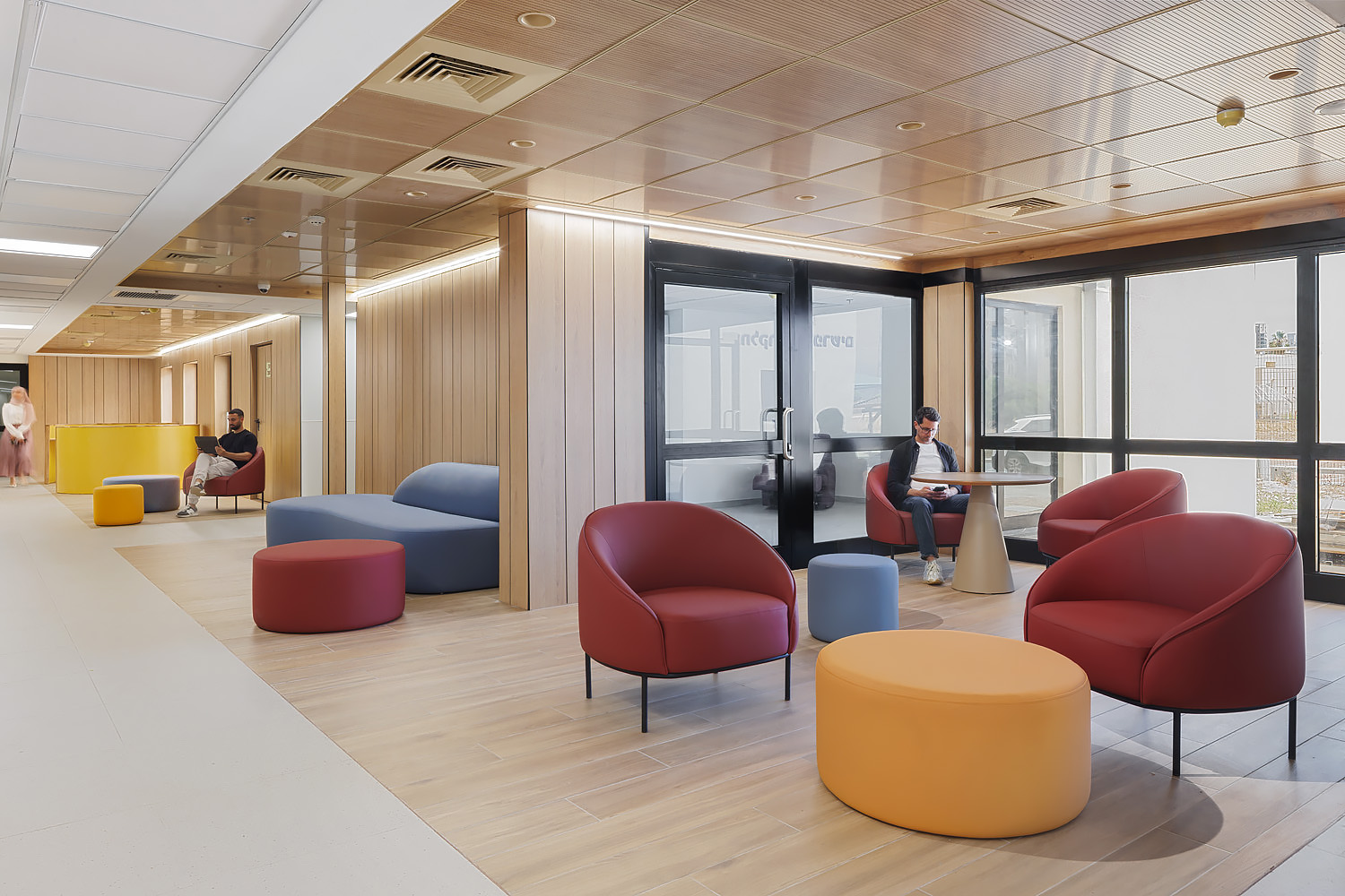 פוףספה-GUEST-מקומיכורסא-BETTYikon-table-Pedrali