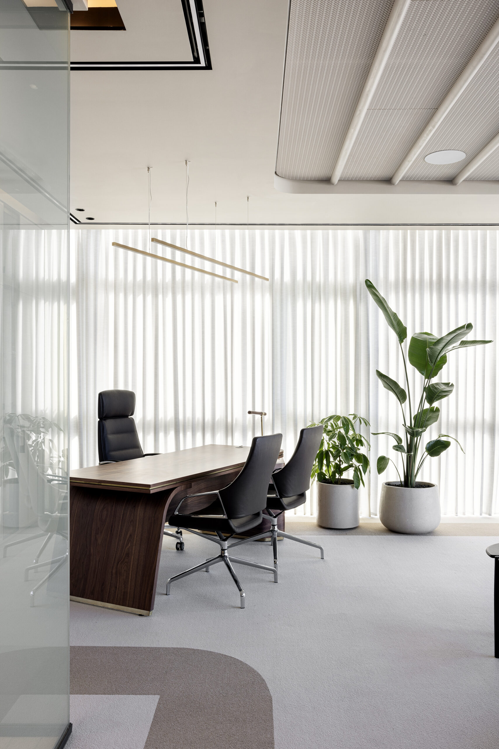 שולחן-בנגרות-מקומית-פיטרוGraph-chair-wilkhan-scaled-1