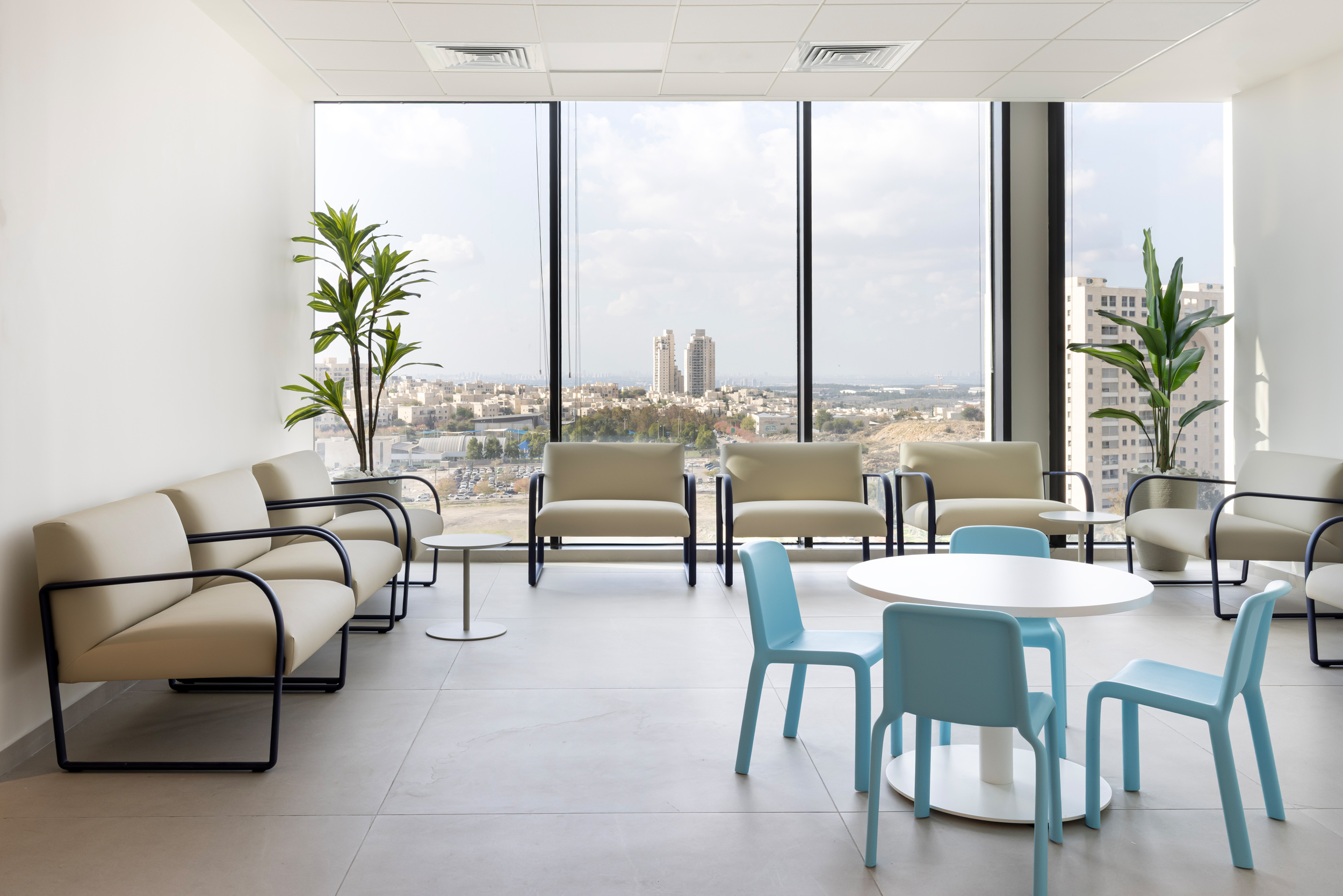 Arcos by Arper+better round by Raio+snow chair by Pedrali