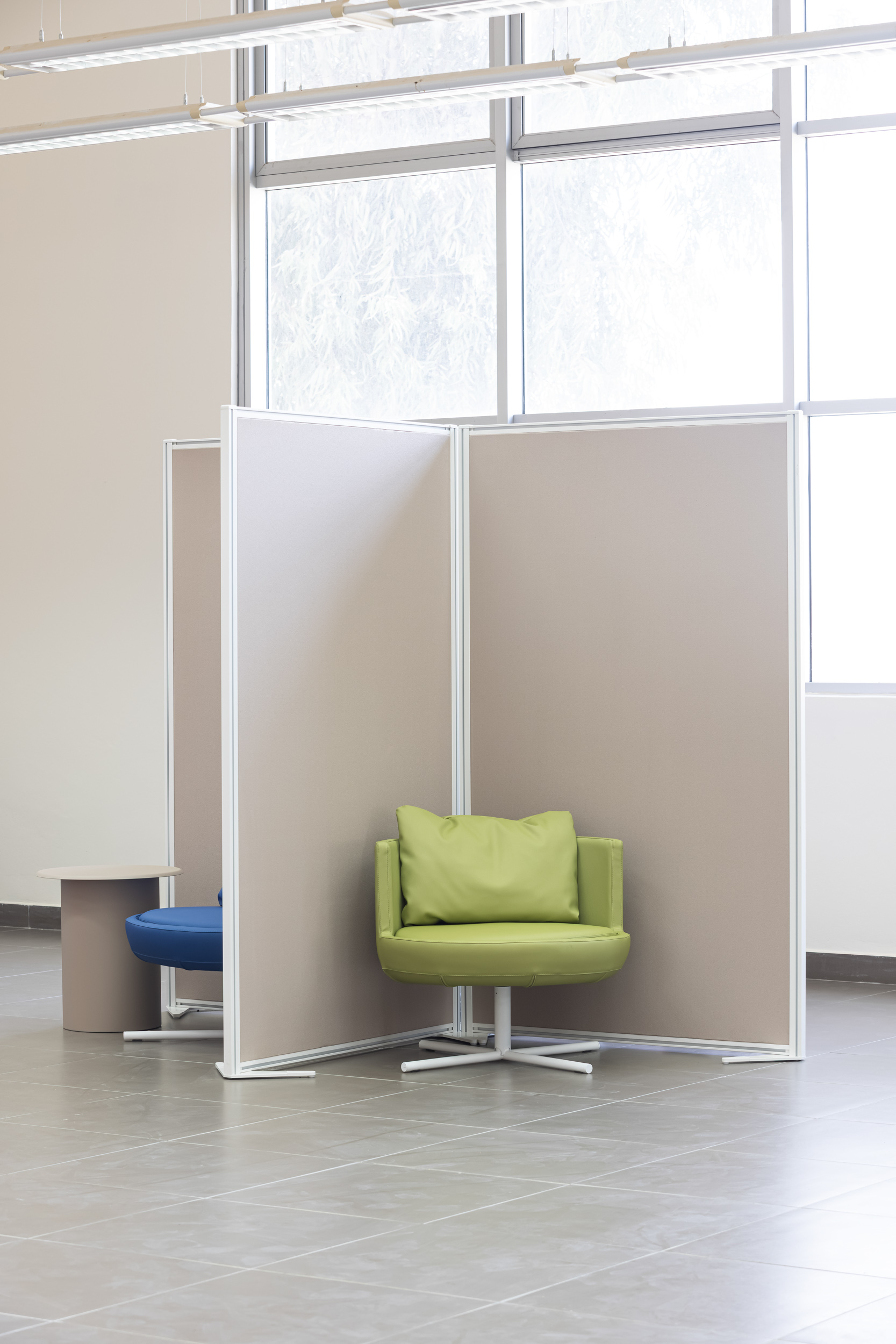 Split partition by Actiu+round armchair+drage table by Actiu