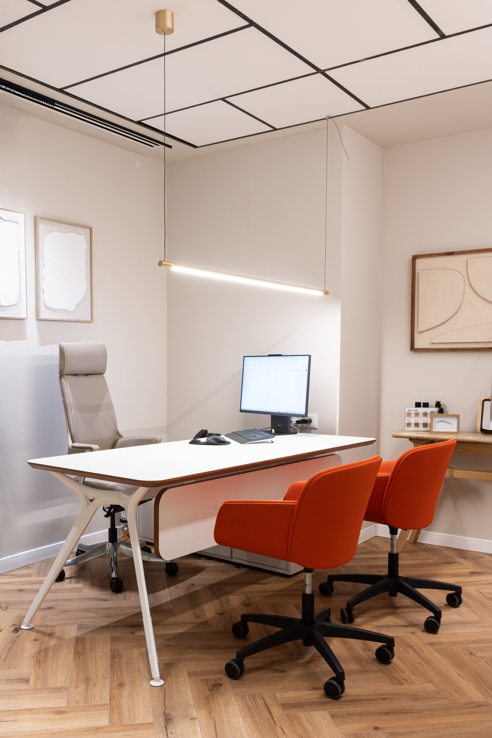 arkitek table by Actiu+libera soft chair by Vaghi+delphi by Mryfair (4)