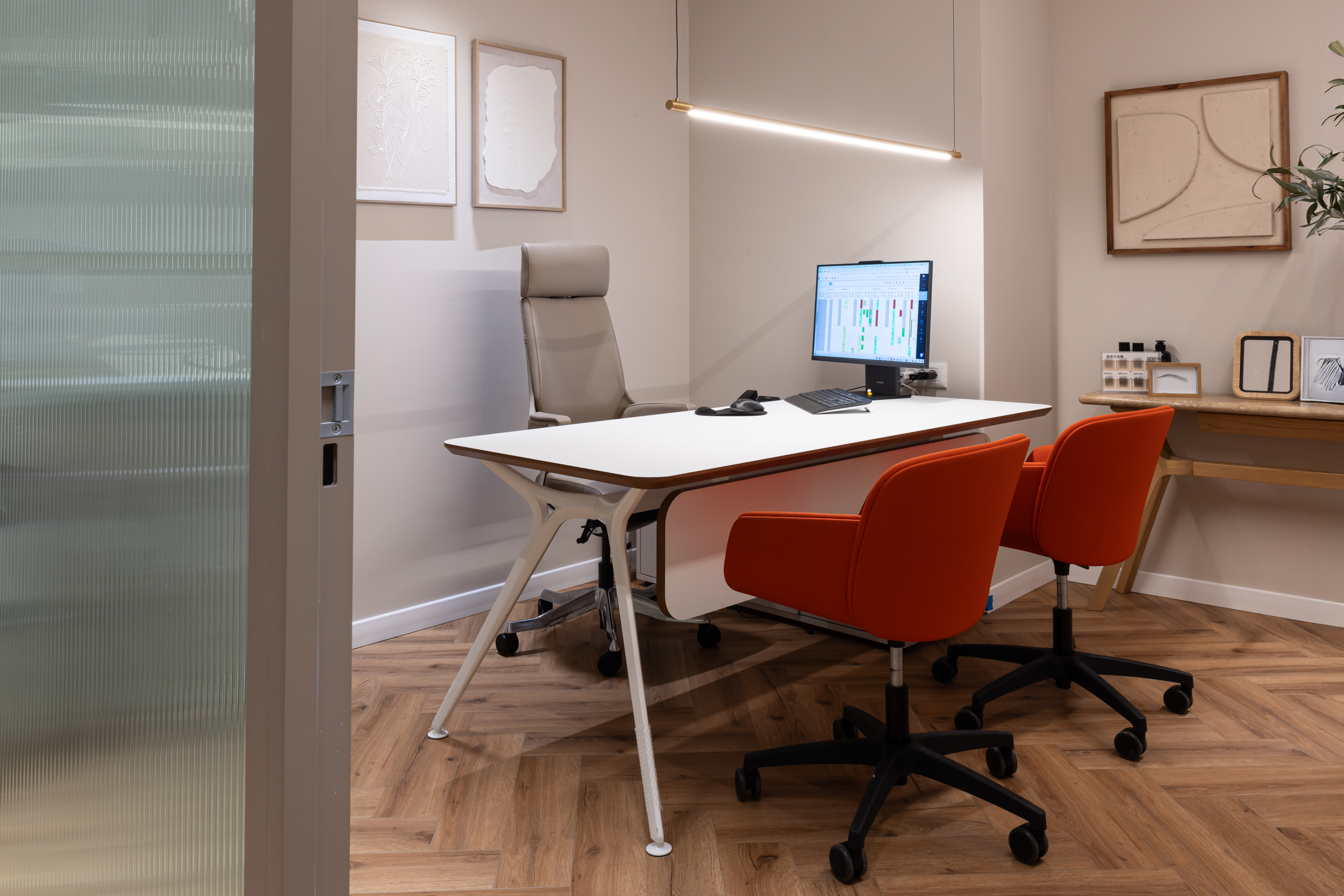 arkitek table by Actiu+libera soft chair by Vaghi+delphi by Mryfair (6)