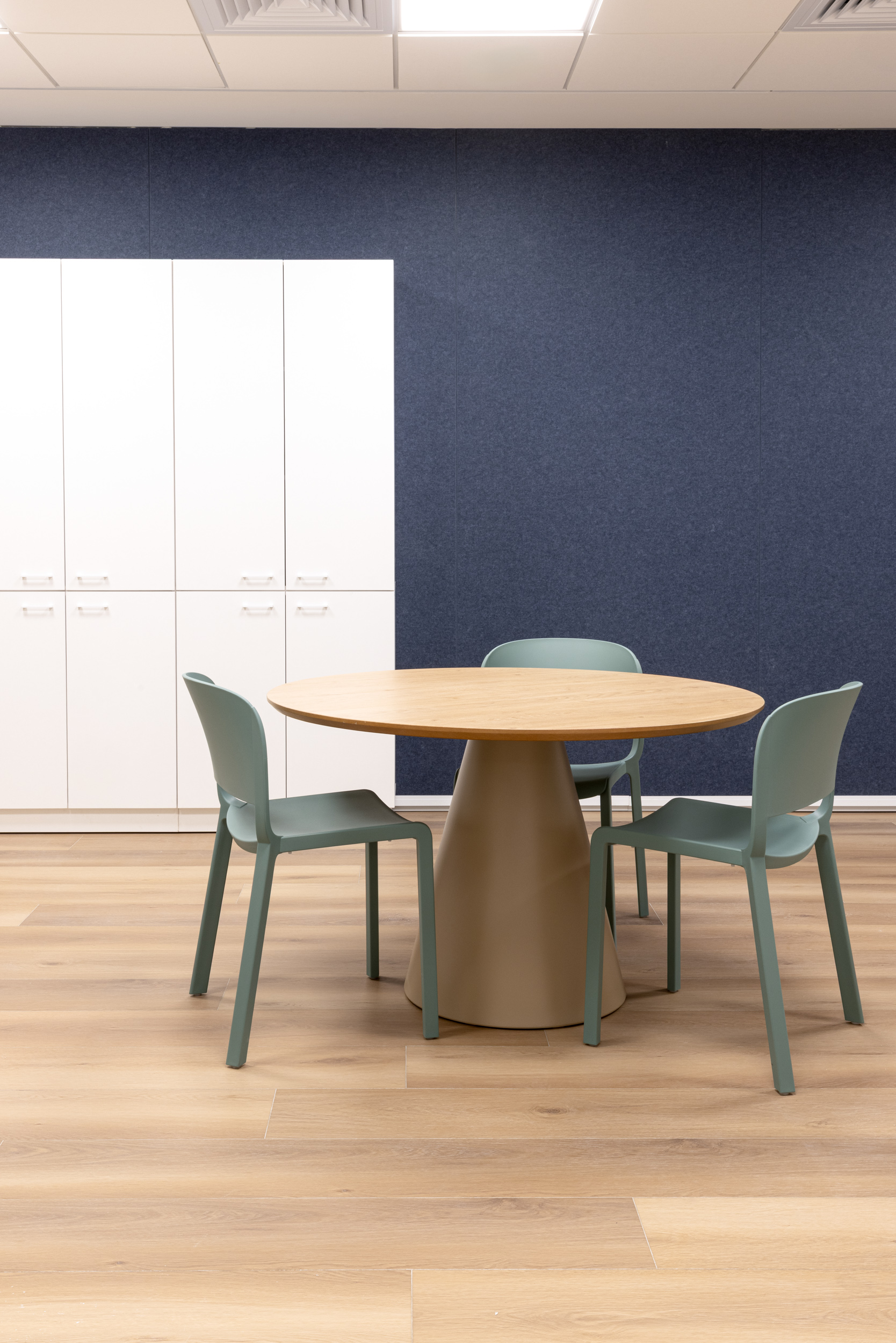 ikon table and dome chair by Pedrali+ארון בנגרות מקומית