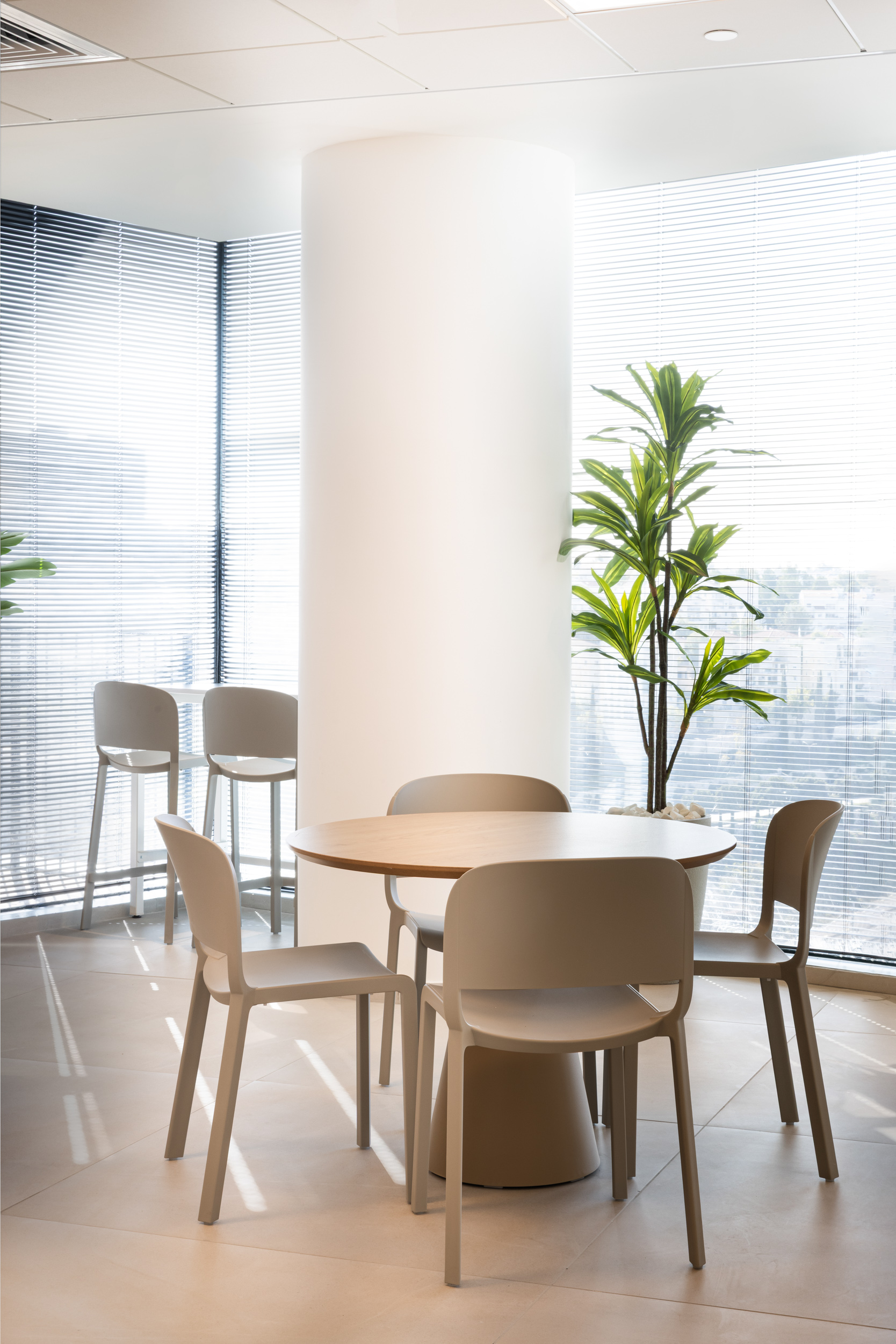 ikon table+dome chair+dome bar stool by Pedrali