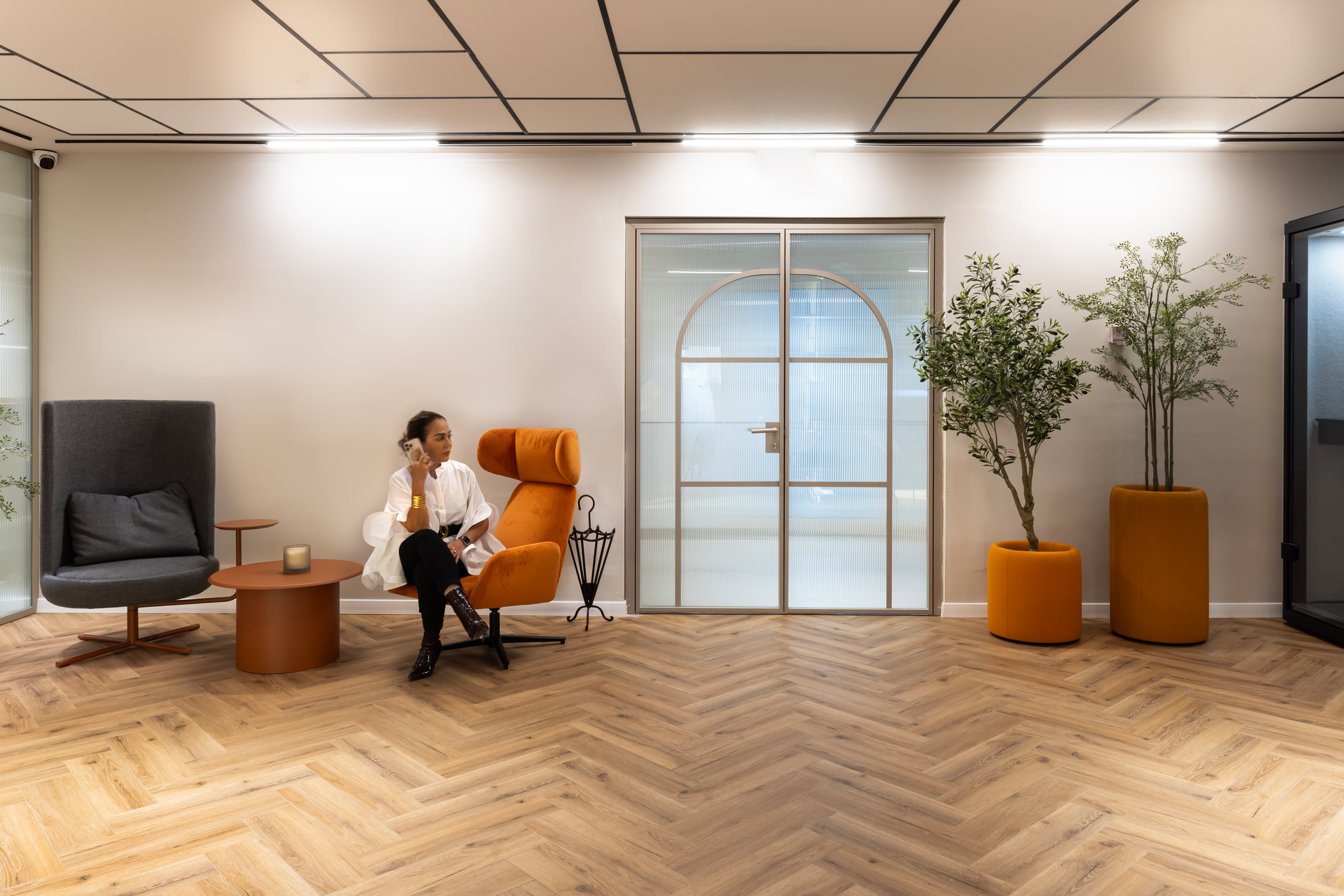 manta by noti+drage table+round private by b&t+Buzziplanter by buzzispace (3)