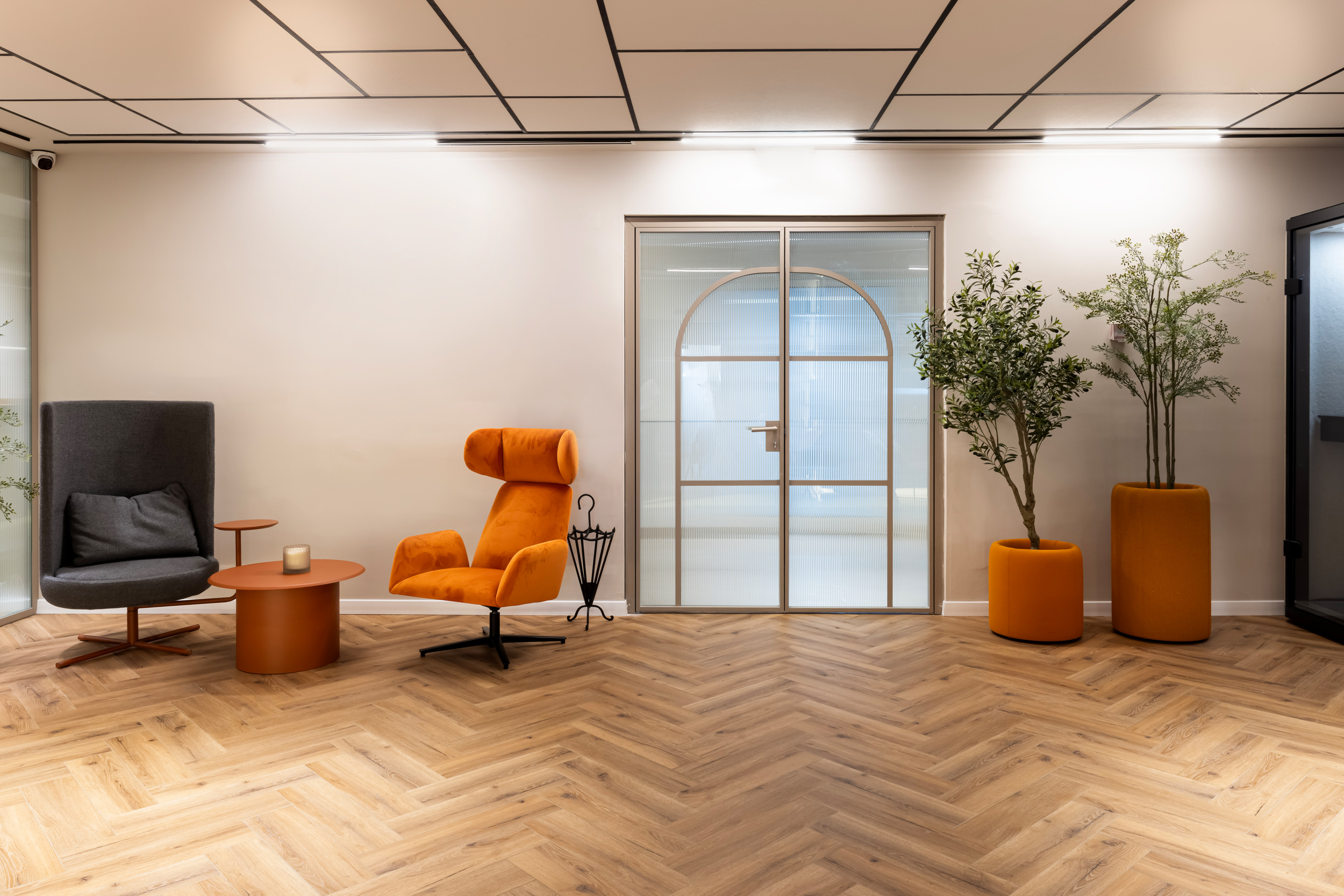 manta by noti+drage table+round private by b&t+Buzziplanter by buzzispace