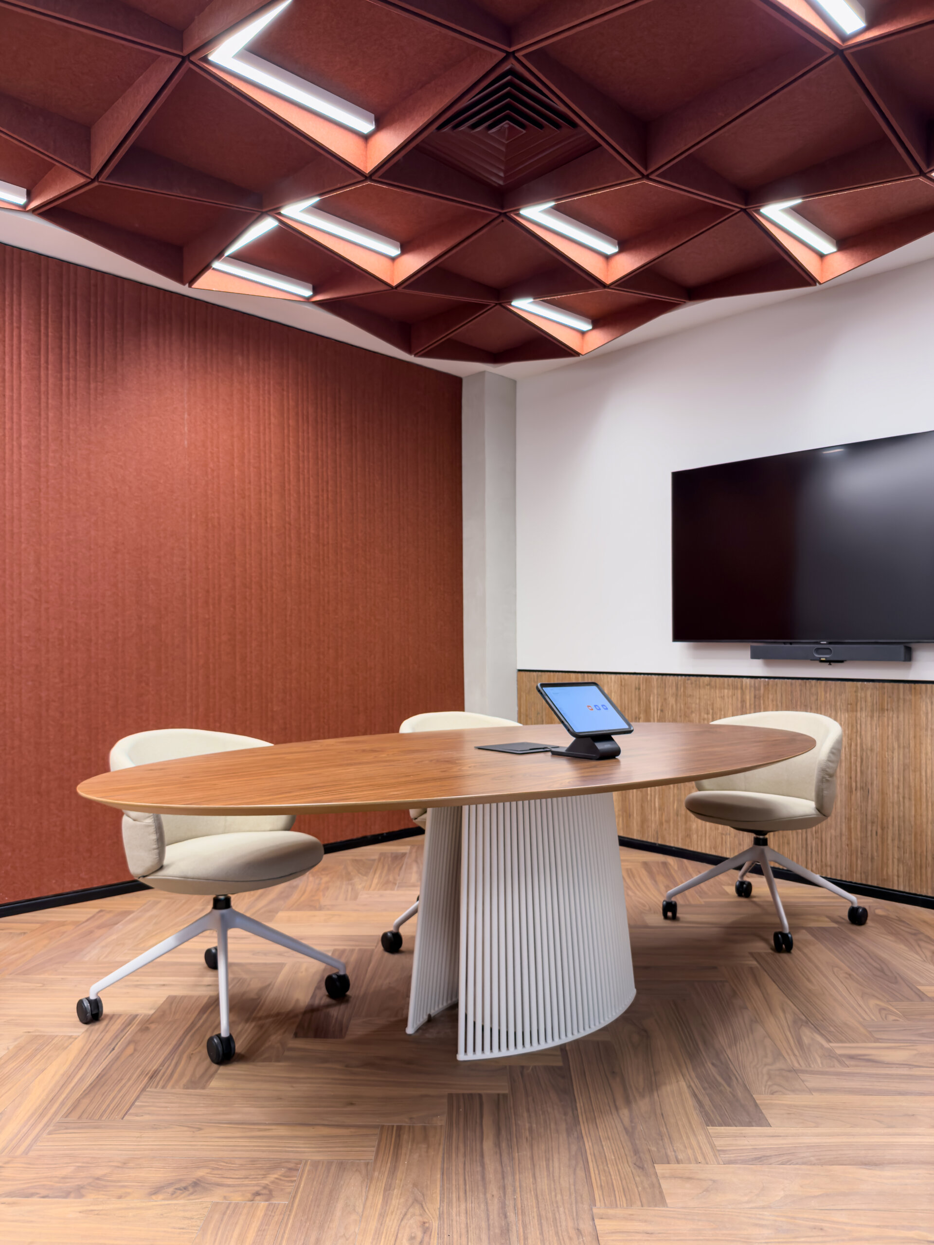 Seri table B&T+Ekori chair by Noti