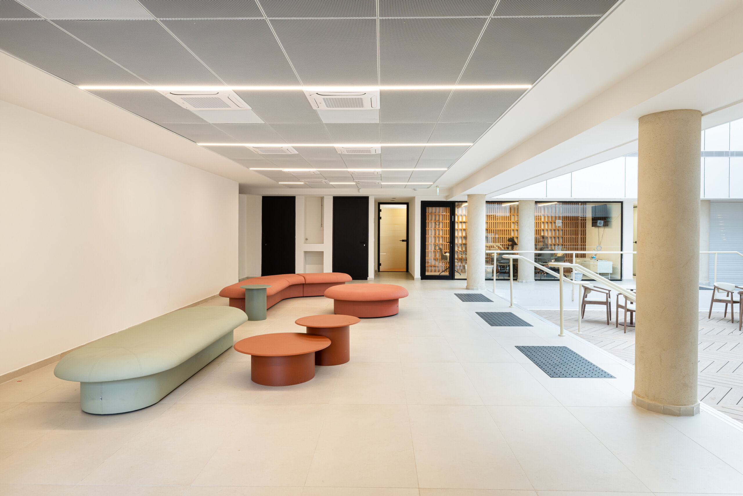 drage pouf+drage table by B&T