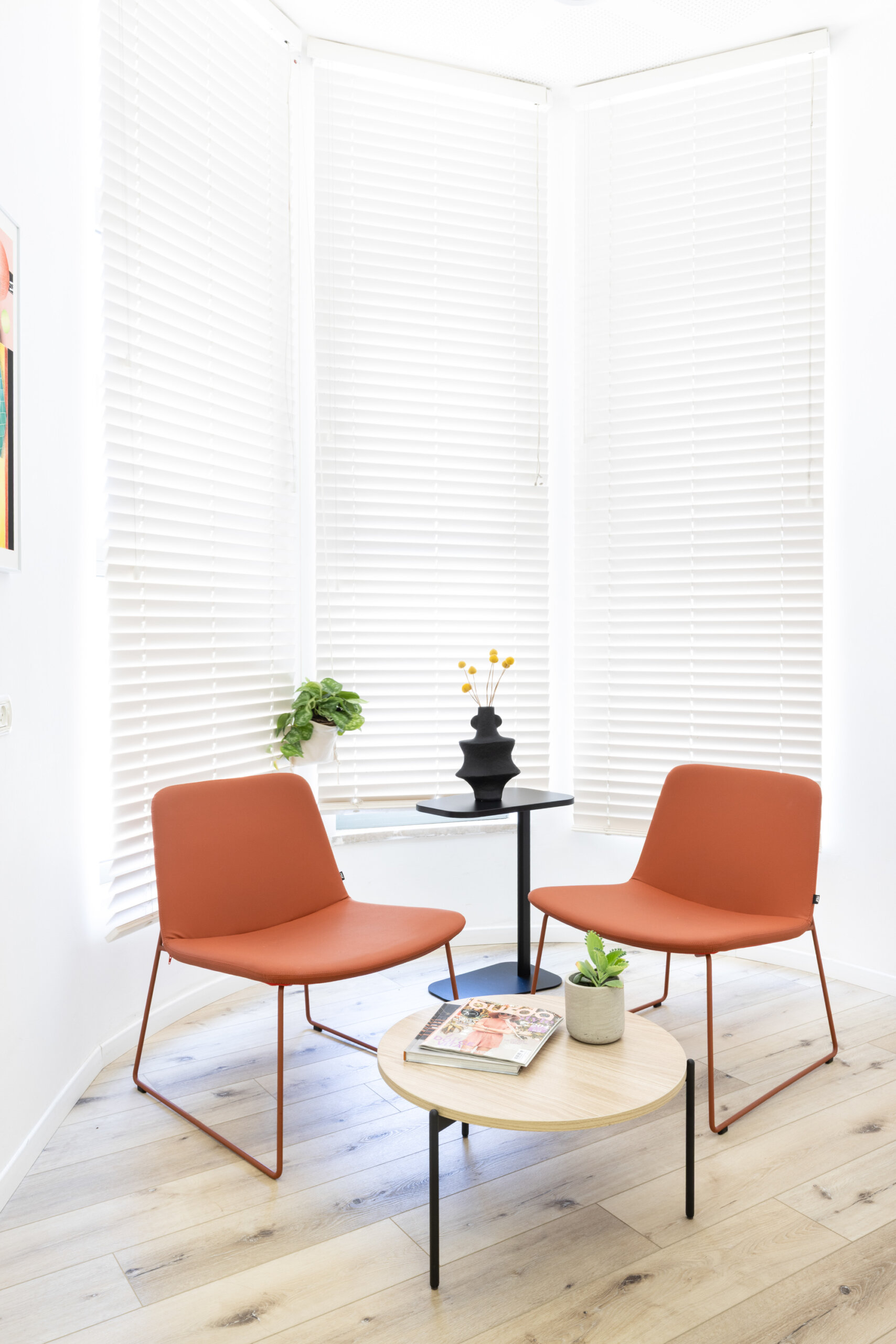 pera armchair B&T+eidos coffee table actiu