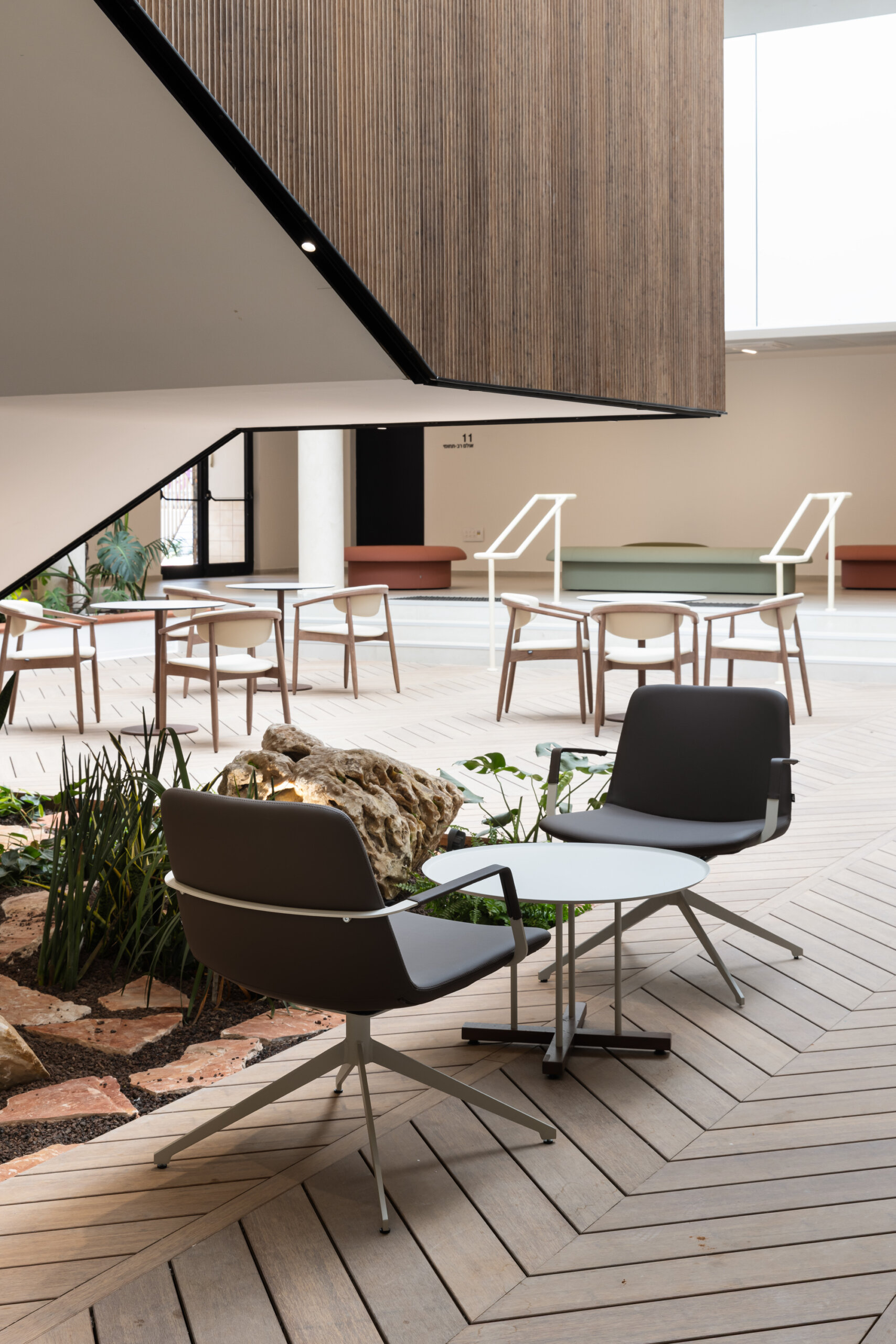 pera lounge+sini table by B&T (2)