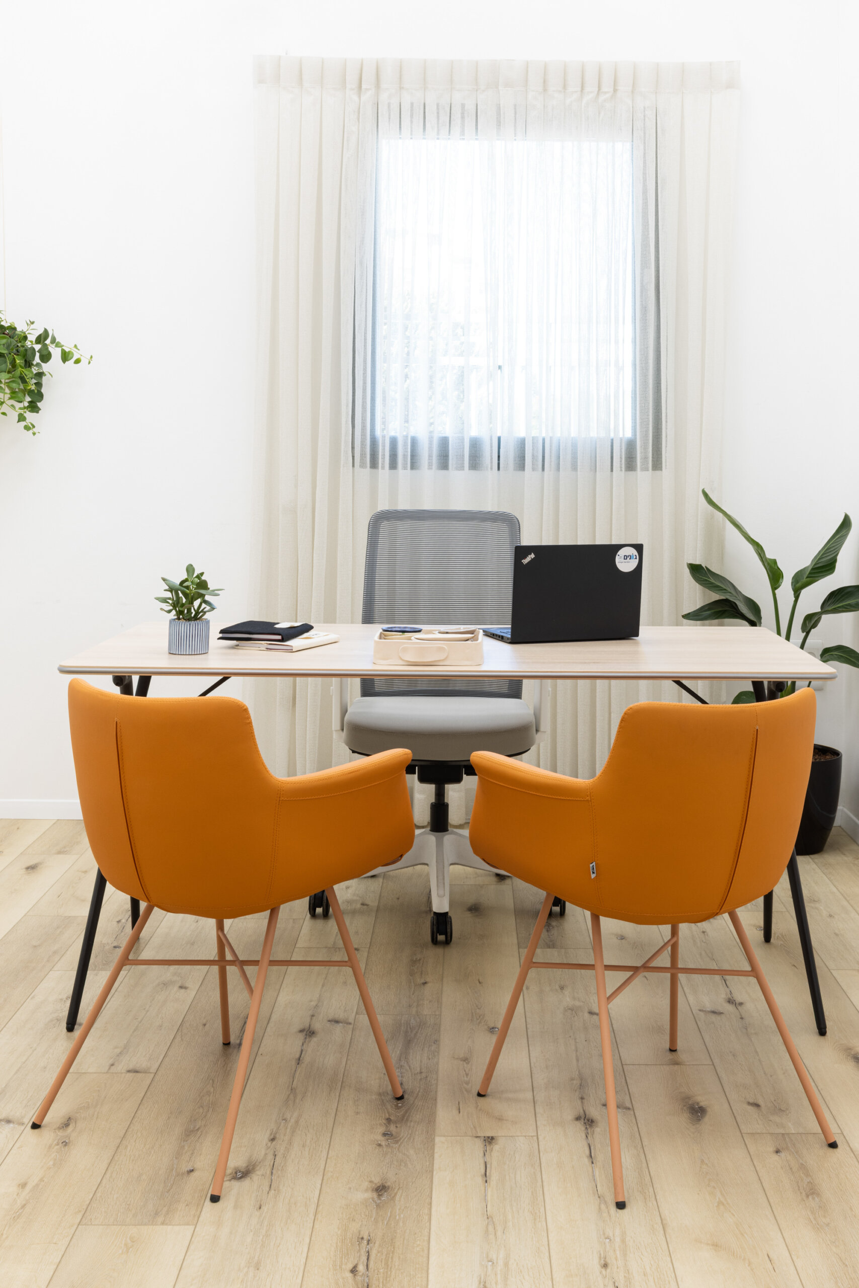 plek table actiu+anggun chair meryfair+rego chair B&T (2)