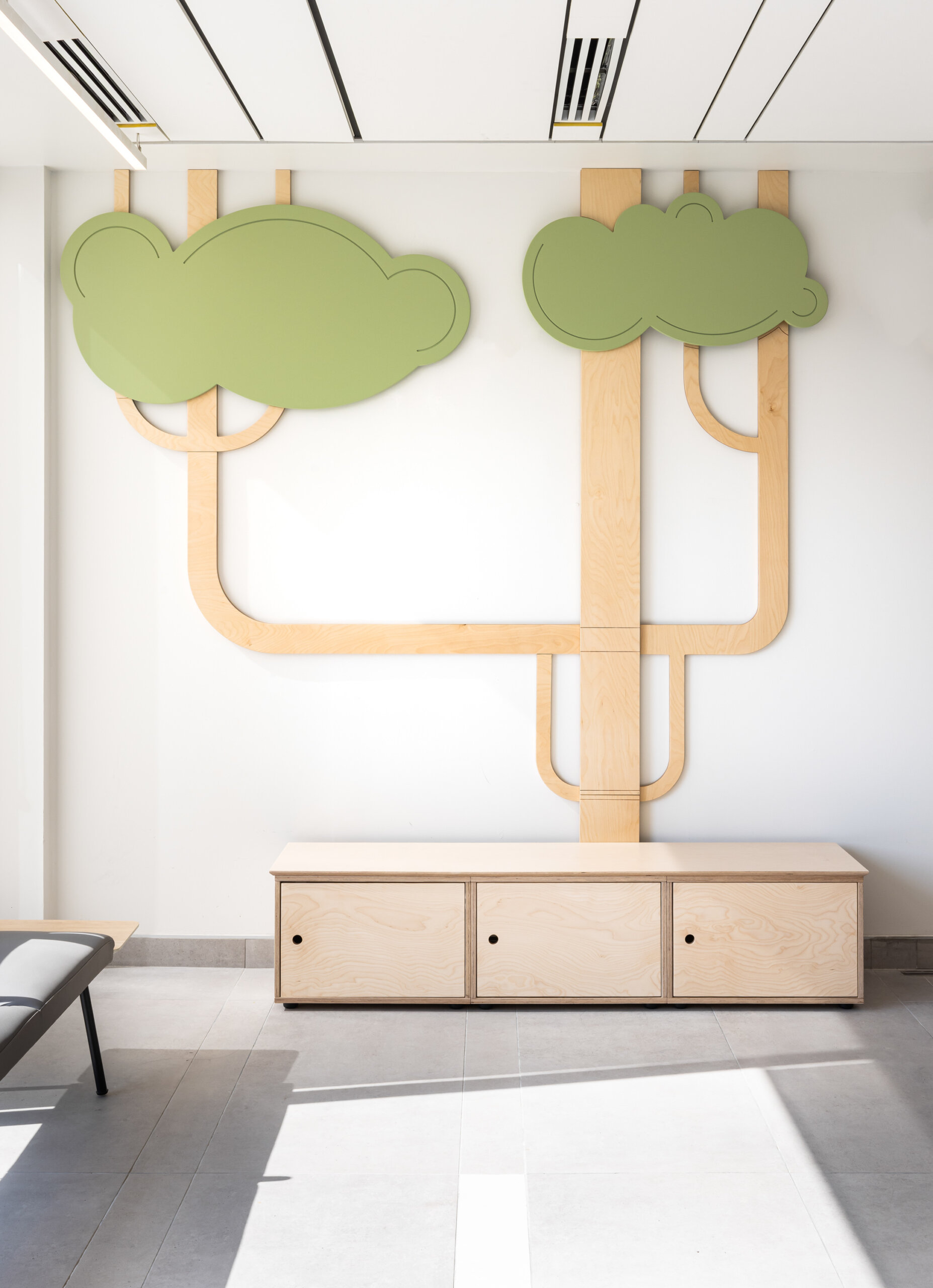 ארונית בנגרות מקומית+חיפוי קיר ציורי עץ פיטרו